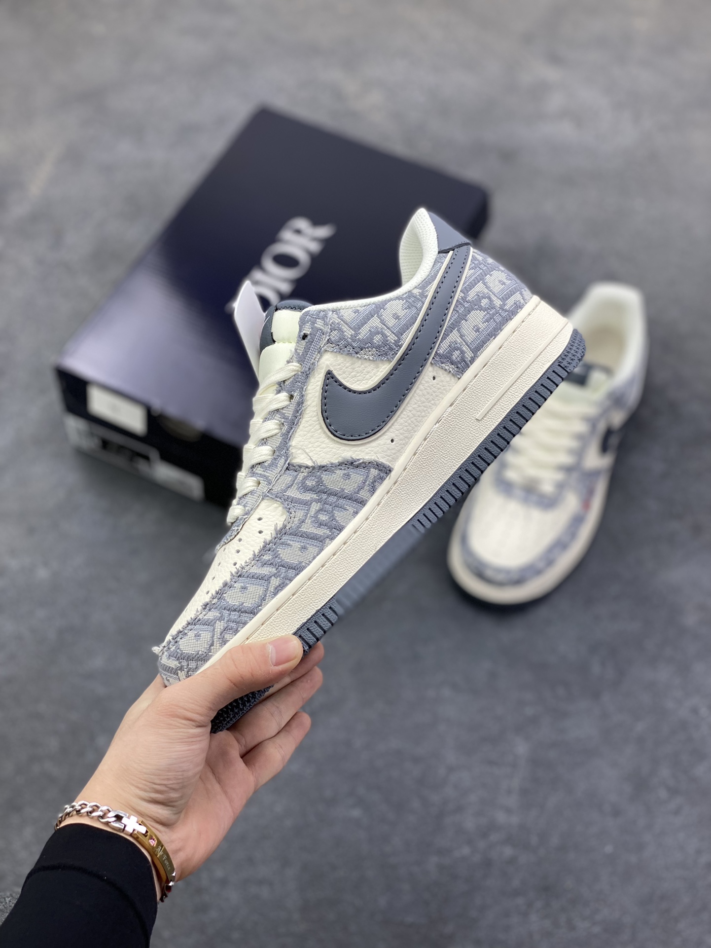 图片[3]-Nike Air Force 1 \’07 Low “迪奥联名——花纹米灰红”空军一号 高端定制 低帮 运动鞋 休闲鞋 折边针车 工艺难度大 原楦头原纸板 原装鞋盒 定制五金配件 内置全掌气垫 原厂鞋底 货号：MZ9588-807 尺码：36 36.5 37.5 38 38.5 39 40 40.5 41 42 42.5 43 44 44.5 45-选品中心