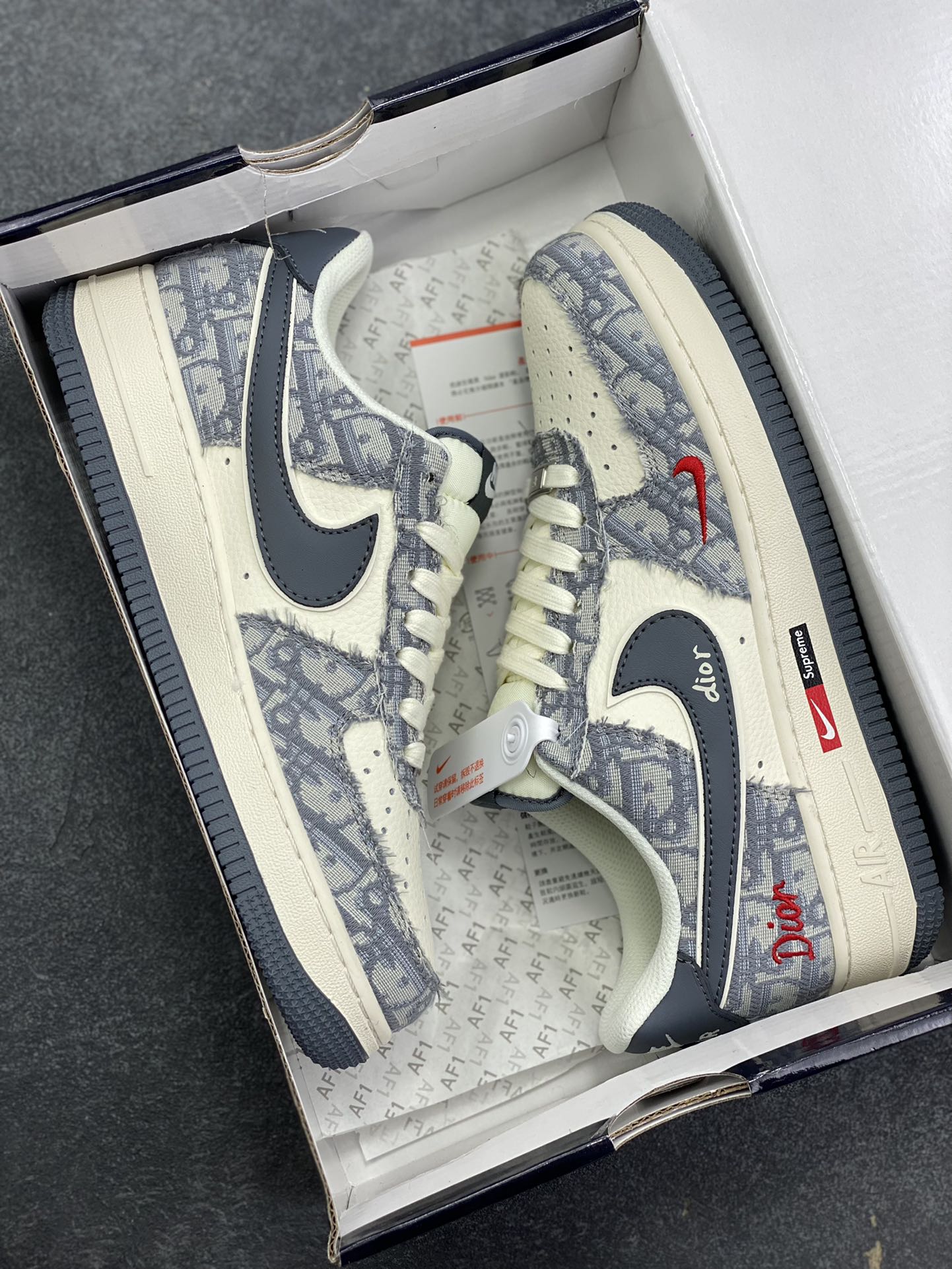 图片[9]-Nike Air Force 1 \’07 Low “迪奥联名——花纹米灰红”空军一号 高端定制 低帮 运动鞋 休闲鞋 折边针车 工艺难度大 原楦头原纸板 原装鞋盒 定制五金配件 内置全掌气垫 原厂鞋底 货号：MZ9588-807 尺码：36 36.5 37.5 38 38.5 39 40 40.5 41 42 42.5 43 44 44.5 45-选品中心