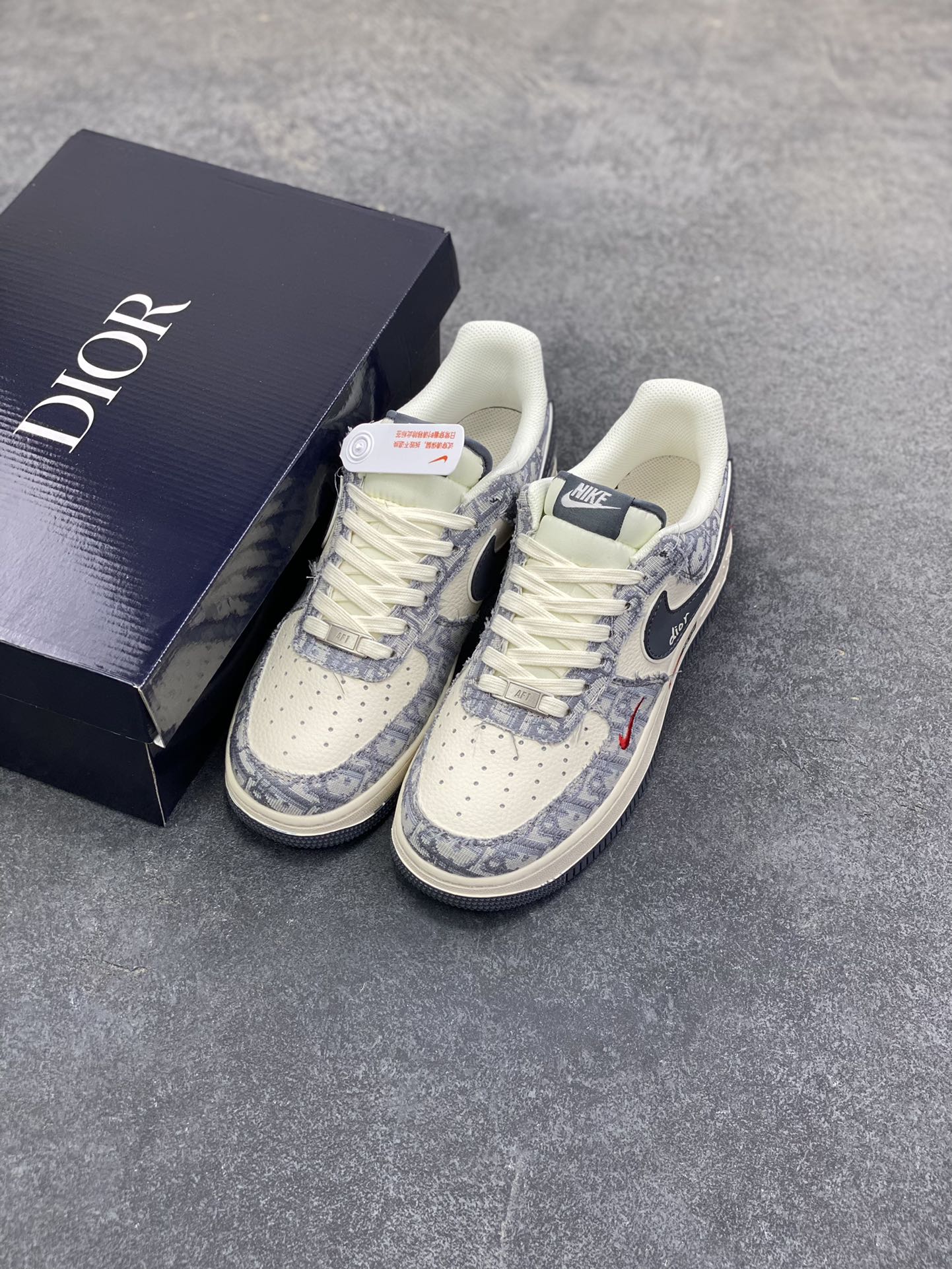 图片[8]-Nike Air Force 1 \’07 Low “迪奥联名——花纹米灰红”空军一号 高端定制 低帮 运动鞋 休闲鞋 折边针车 工艺难度大 原楦头原纸板 原装鞋盒 定制五金配件 内置全掌气垫 原厂鞋底 货号：MZ9588-807 尺码：36 36.5 37.5 38 38.5 39 40 40.5 41 42 42.5 43 44 44.5 45-选品中心