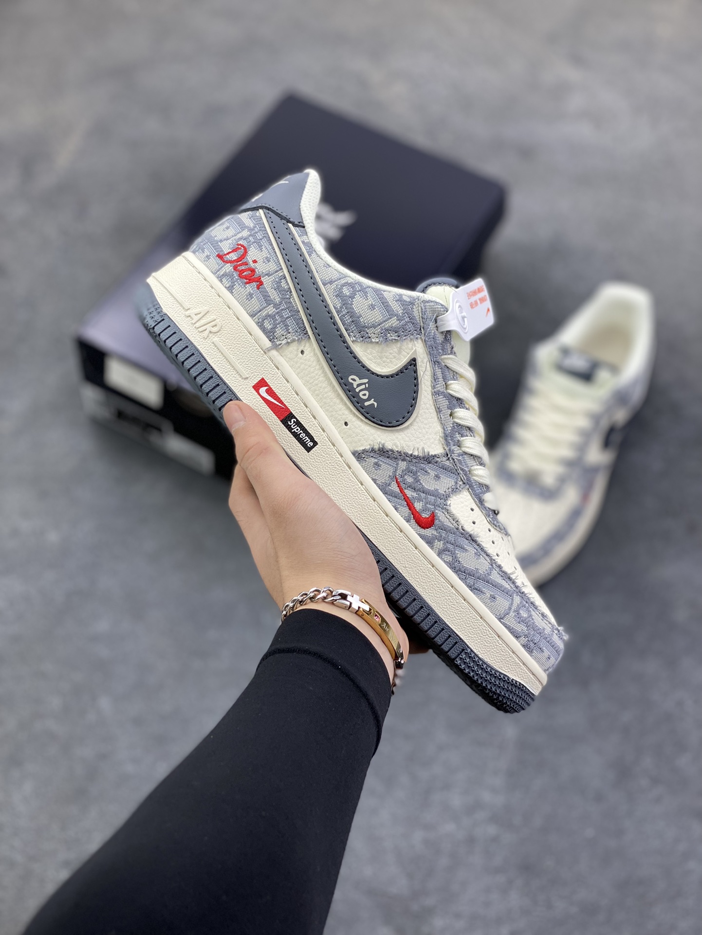 Nike Air Force 1 \’07 Low “迪奥联名——花纹米灰红”空军一号 高端定制 低帮 运动鞋 休闲鞋 折边针车 工艺难度大 原楦头原纸板 原装鞋盒 定制五金配件 内置全掌气垫 原厂鞋底 货号：MZ9588-807 尺码：36 36.5 37.5 38 38.5 39 40 40.5 41 42 42.5 43 44 44.5 45-选品中心