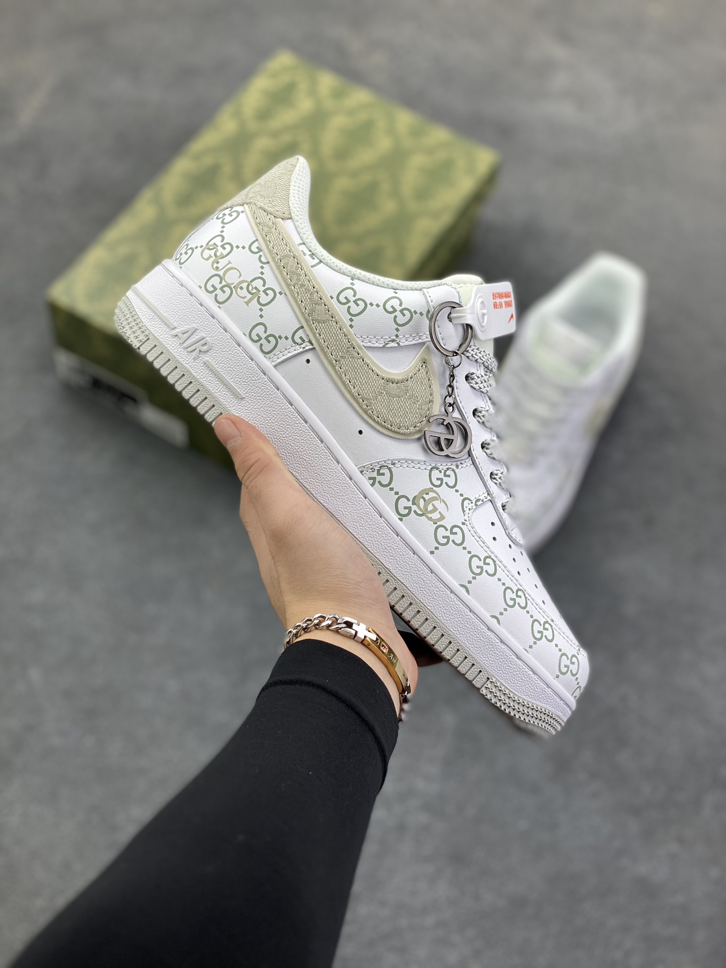 NIke Air Force 1 \’07 Low “LV，GUCCI联名——棕白色”空军一号 低帮 运动鞋 休闲鞋 折边针车 工艺难度大 原楦头原纸板 原装鞋盒 定制五金配件 内置全掌气垫 原厂鞋底 货号：XX3168-131 尺码：36 36.5 37.5 38 38.5 39 40 40.5 41 42 42.5 43 44 44.5 45-选品中心