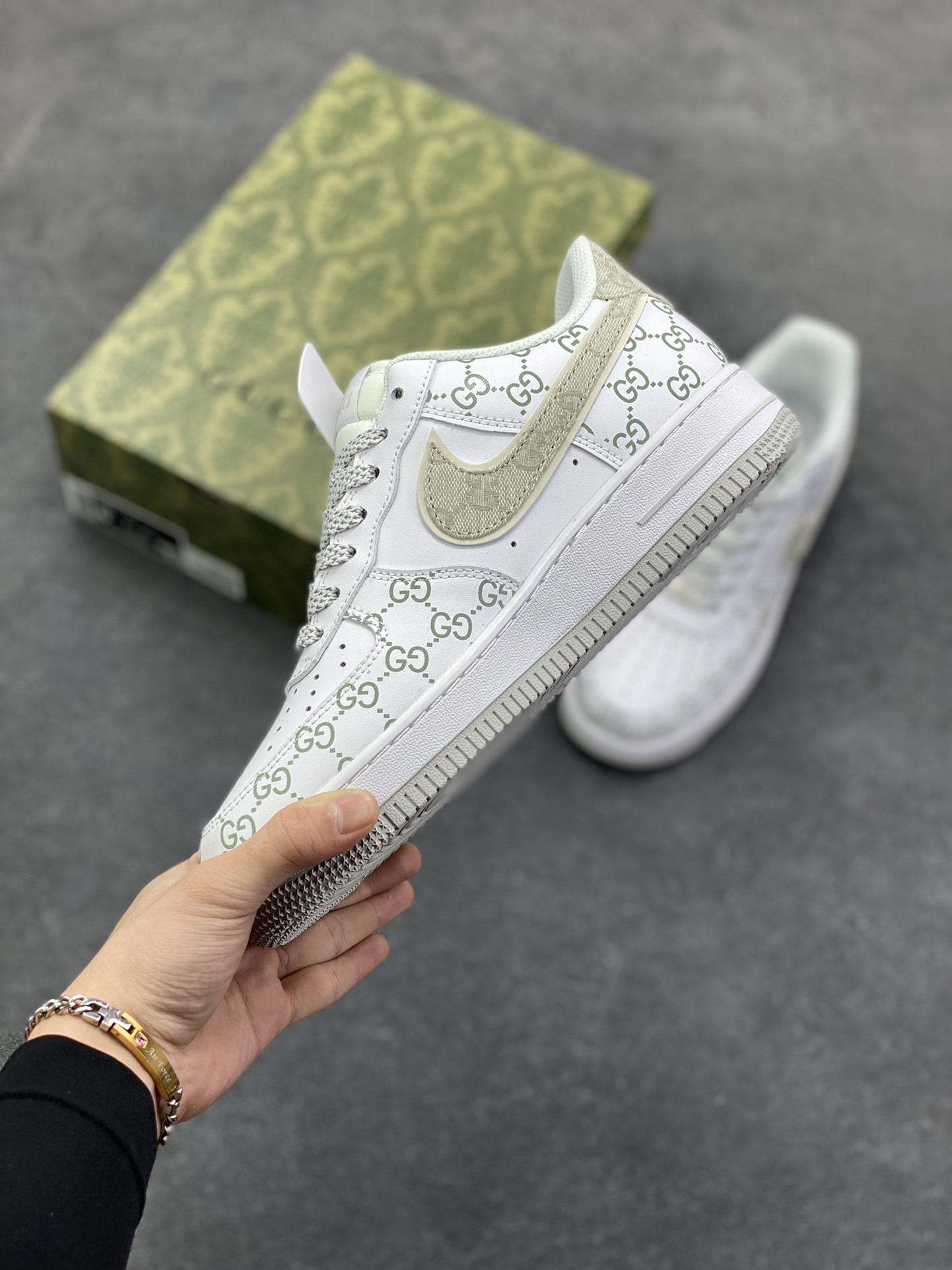 图片[3]-NIke Air Force 1 \’07 Low “LV，GUCCI联名——棕白色”空军一号 低帮 运动鞋 休闲鞋 折边针车 工艺难度大 原楦头原纸板 原装鞋盒 定制五金配件 内置全掌气垫 原厂鞋底 货号：XX3168-131 尺码：36 36.5 37.5 38 38.5 39 40 40.5 41 42 42.5 43 44 44.5 45-选品中心