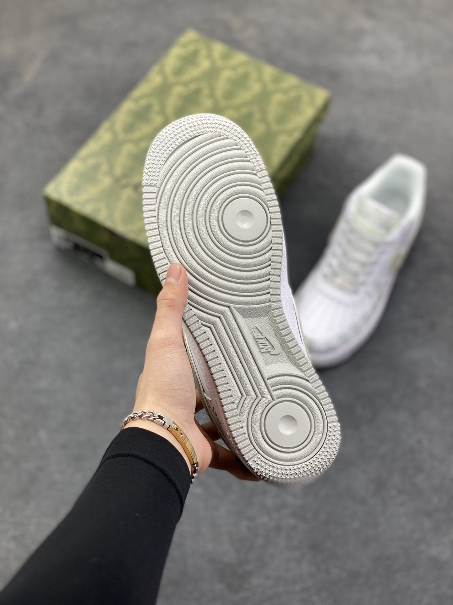 图片[5]-NIke Air Force 1 \’07 Low “LV，GUCCI联名——棕白色”空军一号 低帮 运动鞋 休闲鞋 折边针车 工艺难度大 原楦头原纸板 原装鞋盒 定制五金配件 内置全掌气垫 原厂鞋底 货号：XX3168-131 尺码：36 36.5 37.5 38 38.5 39 40 40.5 41 42 42.5 43 44 44.5 45-选品中心