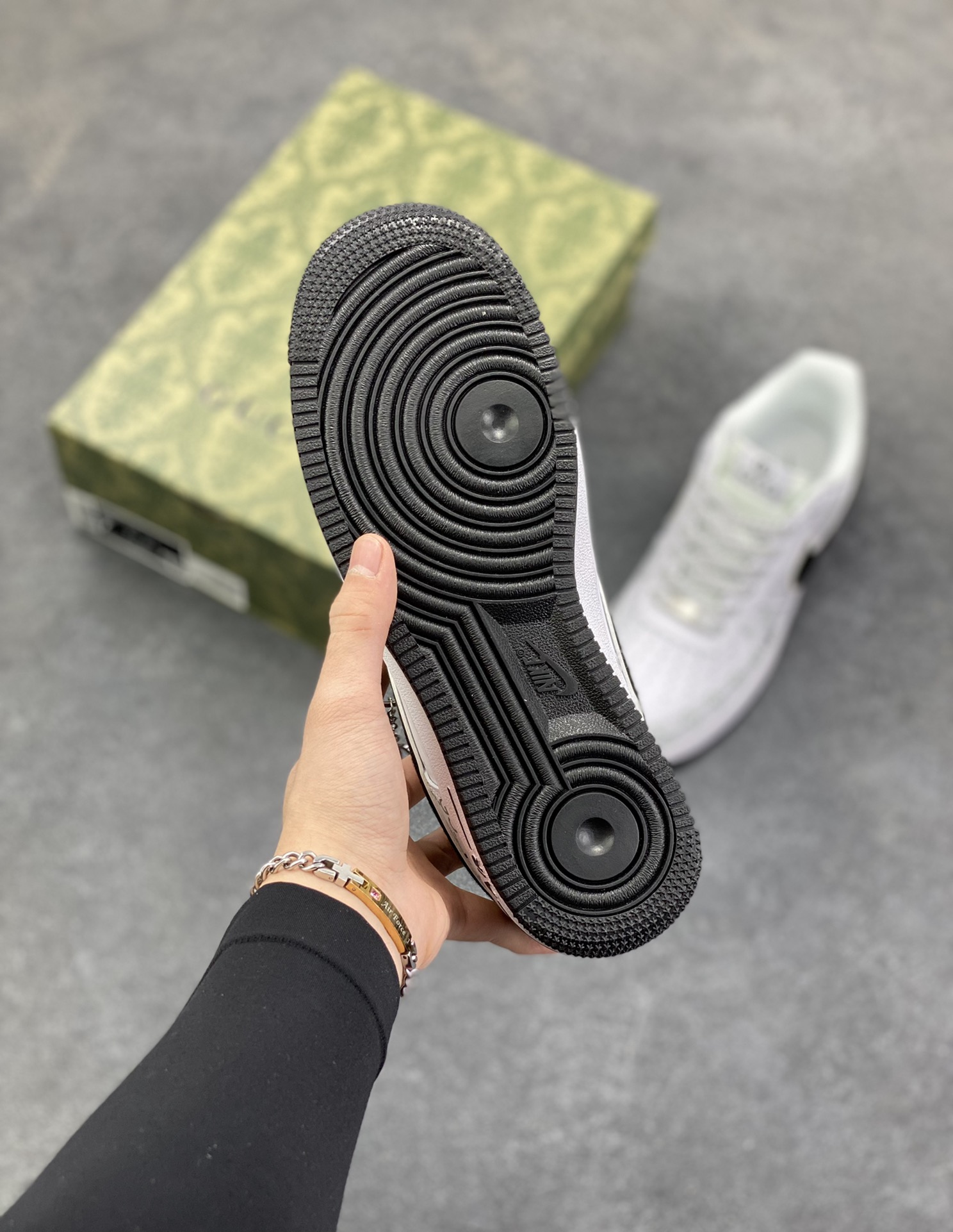 图片[5]-NIke Air Force 1 \’07 Low “LV，GUCCI联名——黑白色”空军一号 低帮 运动鞋 休闲鞋 折边针车 工艺难度大 原楦头原纸板 原装鞋盒 定制五金配件 内置全掌气垫 原厂鞋底 货号：XX3168-132 尺码：36 36.5 37.5 38 38.5 39 40 40.5 41 42 42.5 43 44 44.5 45-选品中心