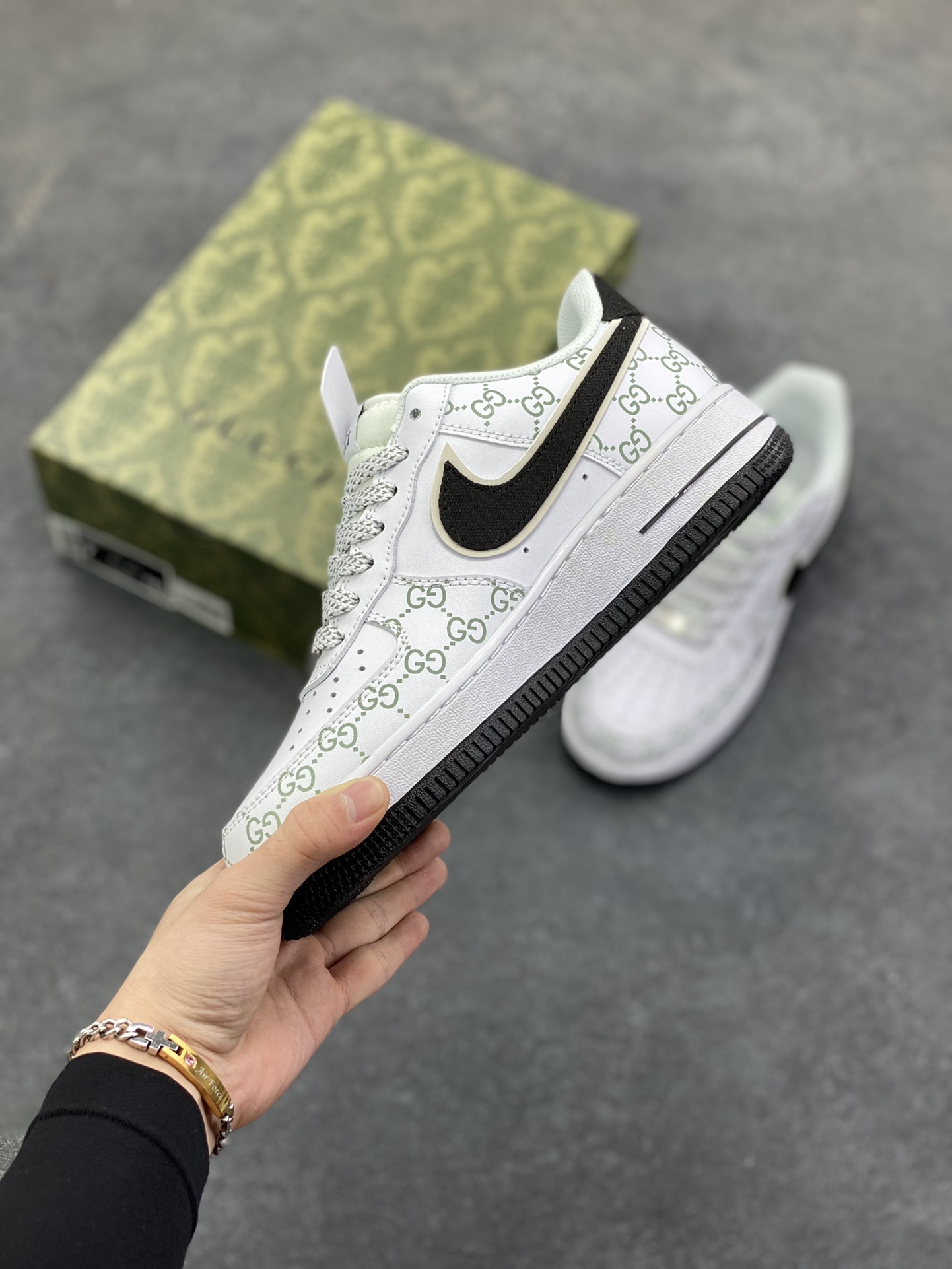 图片[3]-NIke Air Force 1 \’07 Low “LV，GUCCI联名——黑白色”空军一号 低帮 运动鞋 休闲鞋 折边针车 工艺难度大 原楦头原纸板 原装鞋盒 定制五金配件 内置全掌气垫 原厂鞋底 货号：XX3168-132 尺码：36 36.5 37.5 38 38.5 39 40 40.5 41 42 42.5 43 44 44.5 45-选品中心