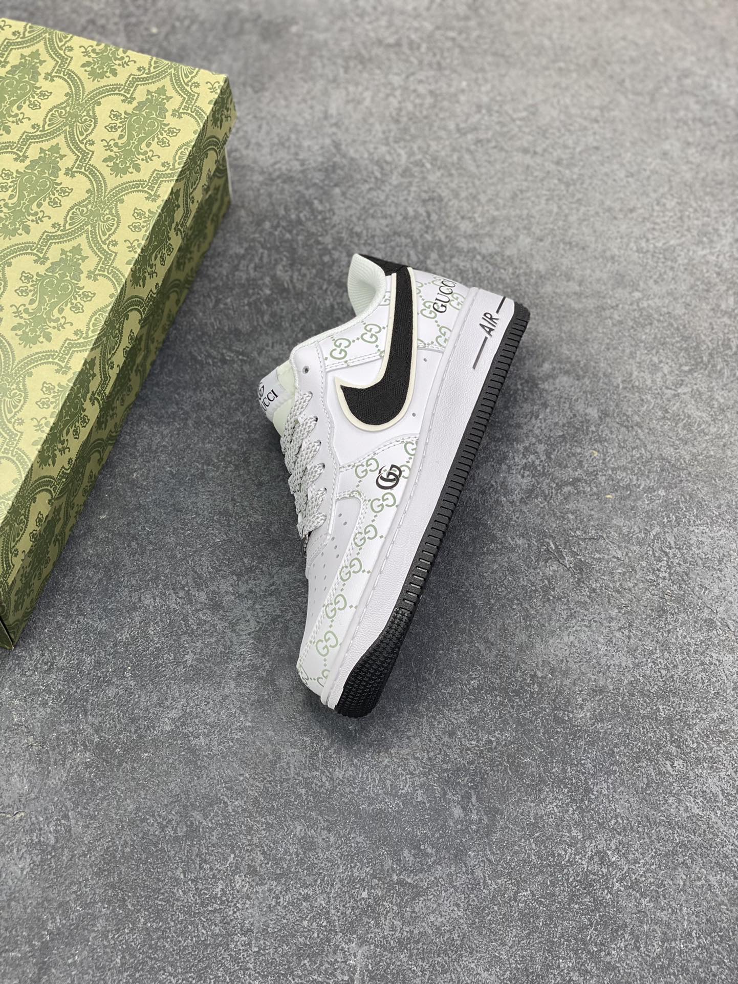 图片[7]-NIke Air Force 1 \’07 Low “LV，GUCCI联名——黑白色”空军一号 低帮 运动鞋 休闲鞋 折边针车 工艺难度大 原楦头原纸板 原装鞋盒 定制五金配件 内置全掌气垫 原厂鞋底 货号：XX3168-132 尺码：36 36.5 37.5 38 38.5 39 40 40.5 41 42 42.5 43 44 44.5 45-选品中心