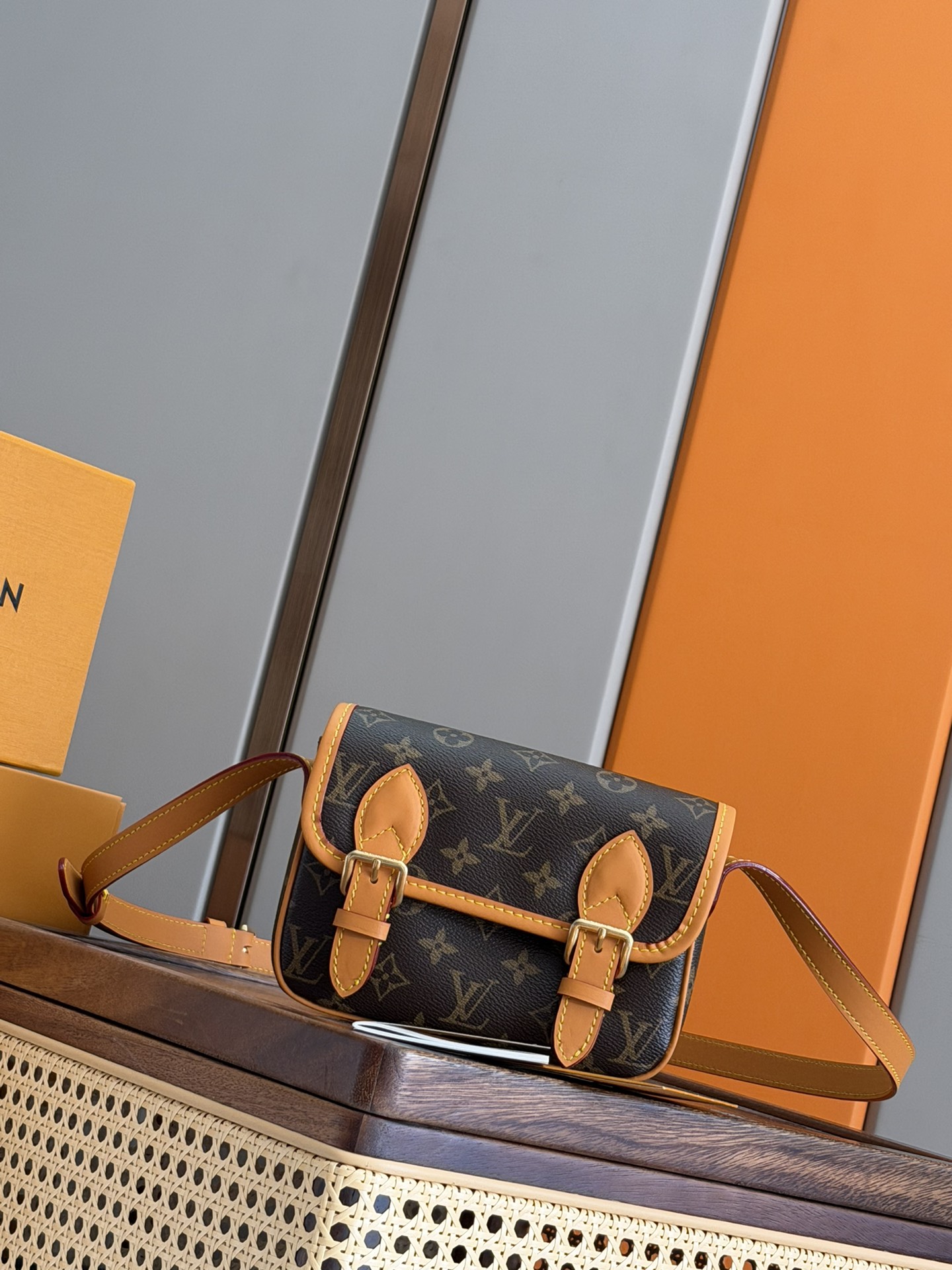 NO:584155,P [163C01 Dynamic Chip] Top original order, authentic development. This Satchel mini handbag comes from the Monogram Archive series. It is made of soft Monogram canvas with distressed leather trim and dazzling metal parts. The mini messenger bag is configured to accommodate daily necessities such as mobile phones and wallets. The adjustable shoulder strap ensures comfortable shoulder or cross-body wear. Monogram coated canvas, cow leather trim, fabric lining, metal parts, magnetic buckle closure, and a shoulder strap that is not detachable and adjustable! ! Model: M26805; Size: 19.5x15x6CM, LV [top original order], louis vuitton, cowhide19860909P【163C01动态芯片】顶级原单,正品开发本款 Satchel 迷你手袋出自 Monogram Archive 系列,为柔软 Monogram 帆布包身搭配做旧皮革饰边和耀目金属件.迷你邮差包构型可容纳手机及钱夹等日常用品.可调节肩带确保舒适肩背或斜跨.Monogram 涂层帆布一牛皮革饰边一织物内衬一金属件一磁扣开合一肩带不可拆卸,可调节！！型號:M26805；尺寸:19.5x15x6CM,LV【顶级原单】,louis vuitton,cowhide,Bag