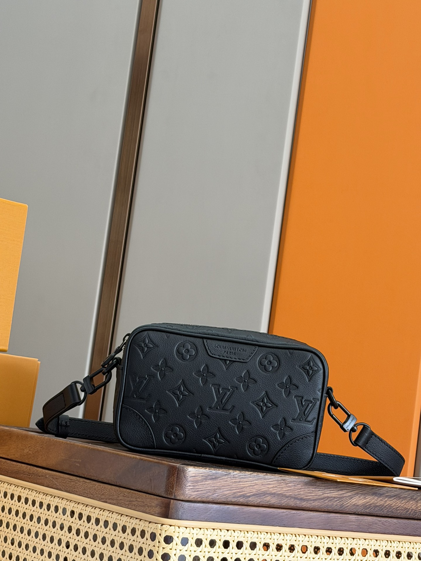 NO:584164,P【163C01 Dynamic Chip】Top original order, authentically developed. This Trocadéro mini handbag traces back to the brand's compact crossbody bag design in the 1980s. The Monogram Shadow cow leather bag is decorated with the same color cow leather trim. Reinforced corners, iconic leather straps and deep metal parts add eye-catching touches, highlighting Louis Vuitton's long heritage. Monogram Shadow Cow leather, cow leather trim, fabric lining, metal parts, zipper closure, main compartment, front corner, front patch, detachable and adjustable shoulder strap! ! Model: M26737; Size: 20x13x6.5CM, LV [top original order], louis vuitton, louis vuitton, satchels, crossbody bags, cowhide19860909P【163C01动态芯片】顶级原单,正品开发本款 Trocadéro 迷你手袋回溯品牌上世纪八十年代的紧凑斜挎包设计,为 Monogram Shadow 牛皮革包身点缀同色系牛皮革饰边.加固包角、标志性皮革袢带与深邃金属件增添瞩目之笔,彰显路易威登悠久传承.Monogram Shadow 牛皮革一牛皮革饰边一织物内衬一金属件一拉链开合一主隔层一正面包角一正面贴饰一肩带可拆卸,可调节！！型號:M26737；尺寸:20x13x6.5CM,LV【顶级原单】,louis vuitton,louis vuitton,satchels,crossbody bags,cowhide,Bag