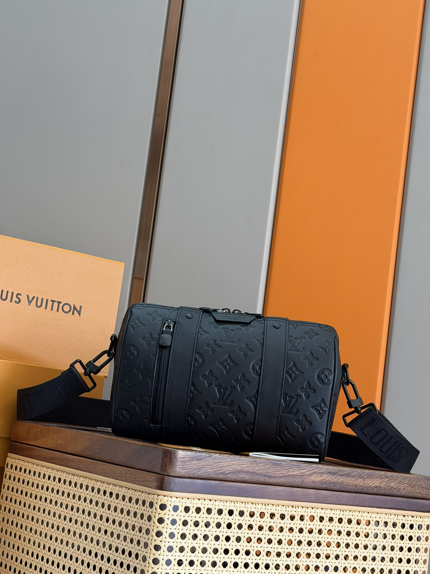 NO:584171,P [163C01 Dynamic Chip] Top-quality original genuine development, all-steel hardware, this City Keepall handbag blooms in Louis Vuitton's neoclassical style in the fall of 2025. Aerogram fine-grained cow leather is as soft as traditional aviation letterhead, metal LV letters implicitly express the brand logo, and the detachable shoulder strap is easy to carry, combining practical functions and contemporary elegance. Aerogram Grained cow leather One cow leather trim One fabric lining One pair of zipper closures Large main compartment! ! Model: M267; Size: 27x17x13CM, LV [top original order], louis vuitton, louis vuitton, cowhide19860909P【163C01动态芯片】顶级原单正品开发,全钢五金本款 City Keepall 手袋于 2025秋季绽放路易威登新古典主义风尚.Aerogram 细粒面牛皮革如传统航空信笺般柔软,金属 LV 字母含蓄抒写品牌标识,可拆卸肩带方便背携,将实用功能和当代优雅兼收并蓄.Aerogram 粒面牛皮革一牛皮革饰边一织物内衬一双拉链开合一大号主隔层！！型號:M267；尺寸:27x17x13CM,LV【顶级原单】,louis vuitton,louis vuitton,cowhide,Bag