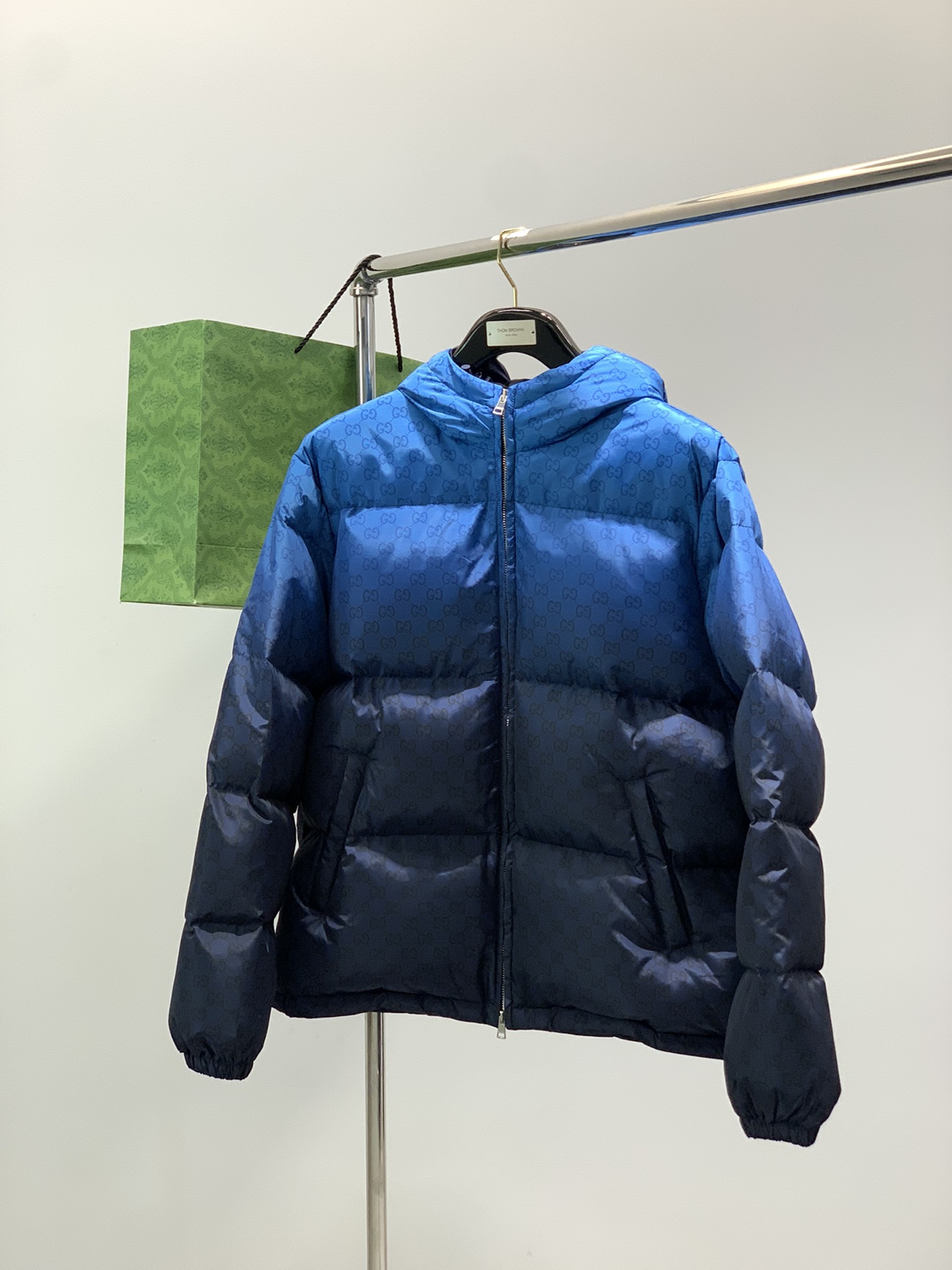 NO:599763,, Gucci, the latest winter style, available at counters simultaneously, original order, fashionable and casual hooded down jacket, the upper body is very unique!  Eye-catching and bright, imported original fabrics, top-notch printing technology letter pattern decoration Logo, original hardware accessories decoration, simple yet fashionable, classic atmosphere, comfortable and breathable, handsome and stylish upper body, 2 colors recommended, size S-XL size SML  Hem 124128132136,,gucci,gucci,down jacket,hats,alexander wang19860909,Gucci 古驰,冬季最新款,专柜同步有售,原单狠货,时尚休闲连帽羽绒服,上身很有特点！吸睛而有亮点,进口原版面料,顶级印花工艺字母图案装饰Logo,原版五金辅料装饰,简单而不失时尚,经典大气,舒适透气,上身帅气有型,2色推荐,码数S-XL 尺码SML XL 衣长67697173 胸围126130134138 肩宽52545658 下摆124128132136,,gucci,gucci,down jacket,hats,alexander wang,Men's clothing