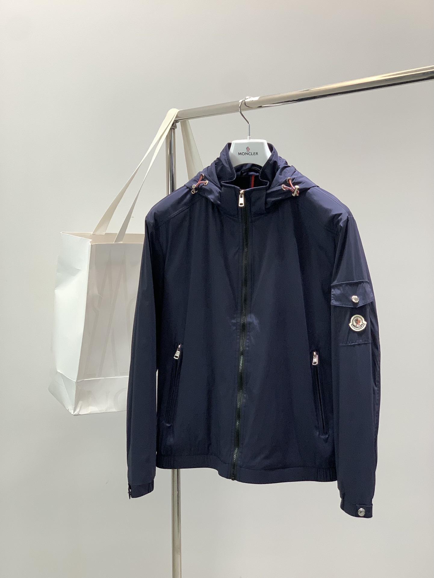 NO:608924,,MONCLER hooded dark blue windbreaker jacket with detachable hood material polyester fiber size L-4XL bust sleeve length shoulder width length L112 6248 66  5374,,Moncler,jackets & coats,hats,alexander wang19860909,MONCLER 蒙口连帽深蓝色风衣夹克 帽子可拆卸 材质 聚酯纤维 尺码L-4XL  胸围 袖长肩宽 衣长 L112 6248 66 XL116 63 49 68 2XL120 64 51 70 3XL124 65 52 72 4XL128 66 5374,,Moncler,jackets & coats,hats,alexander wang,Men's clothing