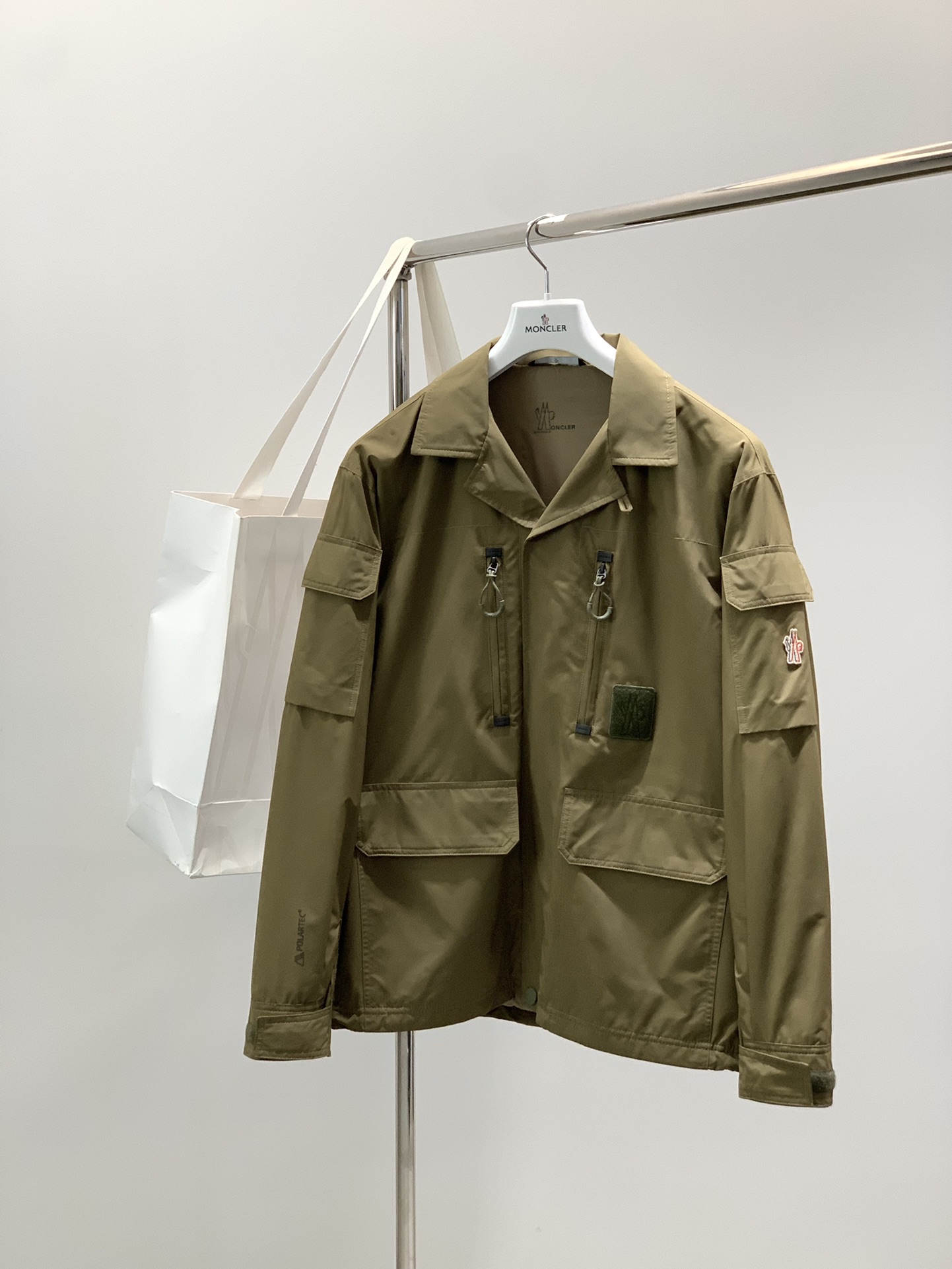 NO:725644,Years later, Mengkou 2025 autumn and winter Mon*ler Dean fashionable outdoor work jacket has a high standard outdoor jacket tailoring system, a simple and fashionable new taste, breaking the conventional constraints to show the long-lost fashion luxury... The new Froisse fiber cotton creates a new cloth surface, the overall softness and fineness, the texture of the fabric is strong, creating a good breathable, warm and heat dissipation effect. It also has a certain wind-repellent effect and drapeability.  The latest Alpha thermal material sewn inside is both permeable and designed to provide convenience for outdoor use and hiking, making it neat and exquisite. The updated lapel workwear outdoor patch pocket design shows new fashion charm. The zipper snap placket, elastic hem drawstring and luminous details collide with the chic retro classic. Sizes 1-5 are the same for men and women. Color: Khaki/Black Size: 1/2/3/4/5  Size 1: Bust 114cm - Shoulder width 51cm - Length 70cm - Sleeve length 61cm Size 2: Bust 118cm - Shoulder width 52cm - Length 71cm - Sleeve length 62cm Size 3: Bust 122cm - Shoulder width 53cm - Length 72cm - Sleeve length 63cm Size 4: Bust 126cm - Shoulder width 54cm - Clothes length 73cm - Sleeve length 64cm  Size 5: bust 130cm - shoulder width 55cm - length 74cm - sleeve length 65cm, loro piana, Moncler, jackets & coats, jackets & coats,19860909年后,,蒙口 2025秋冬Mon*ler Dean时尚户外工装夹克外套 高标准的户外夹克剪裁体系,简约时髦的新味道,打破常规的束缚让久违的时尚奢华尽显.... 新型Froisse纤维棉质打造全新布面,整体柔软细腻,面料的肌理性强大,营造良好的透气保暖散热效果.也具备了一定的拒风效果及垂坠性. 内里缝制最新Alpha保暖材质兼具通透性专为户外及远足提供便捷,做到了工整精致精美. 焕新翻领工装户外贴袋设计展露时尚新魅力.拉链按扣开襟,弹性下摆抽绳及发光细节碰撞出别致韵味的复古经典. 尺码1-5 男女同款 颜色:卡其色/黑色 尺码:1/2/3/4/5  1码:胸围114cm-肩宽51cm-衣长70cm-袖长61cm 2码:胸围118cm-肩宽52cm-衣长71cm-袖长62cm 3码:胸围122cm-肩宽53cm-衣长72cm-袖长63cm 4码:胸围126cm-肩宽54cm-衣长73cm-袖长64cm 5码:胸围130cm-肩宽55cm-衣长74cm-袖长65cm,,loro piana,Moncler,jackets & coats,jackets & coats,,Men's clothing