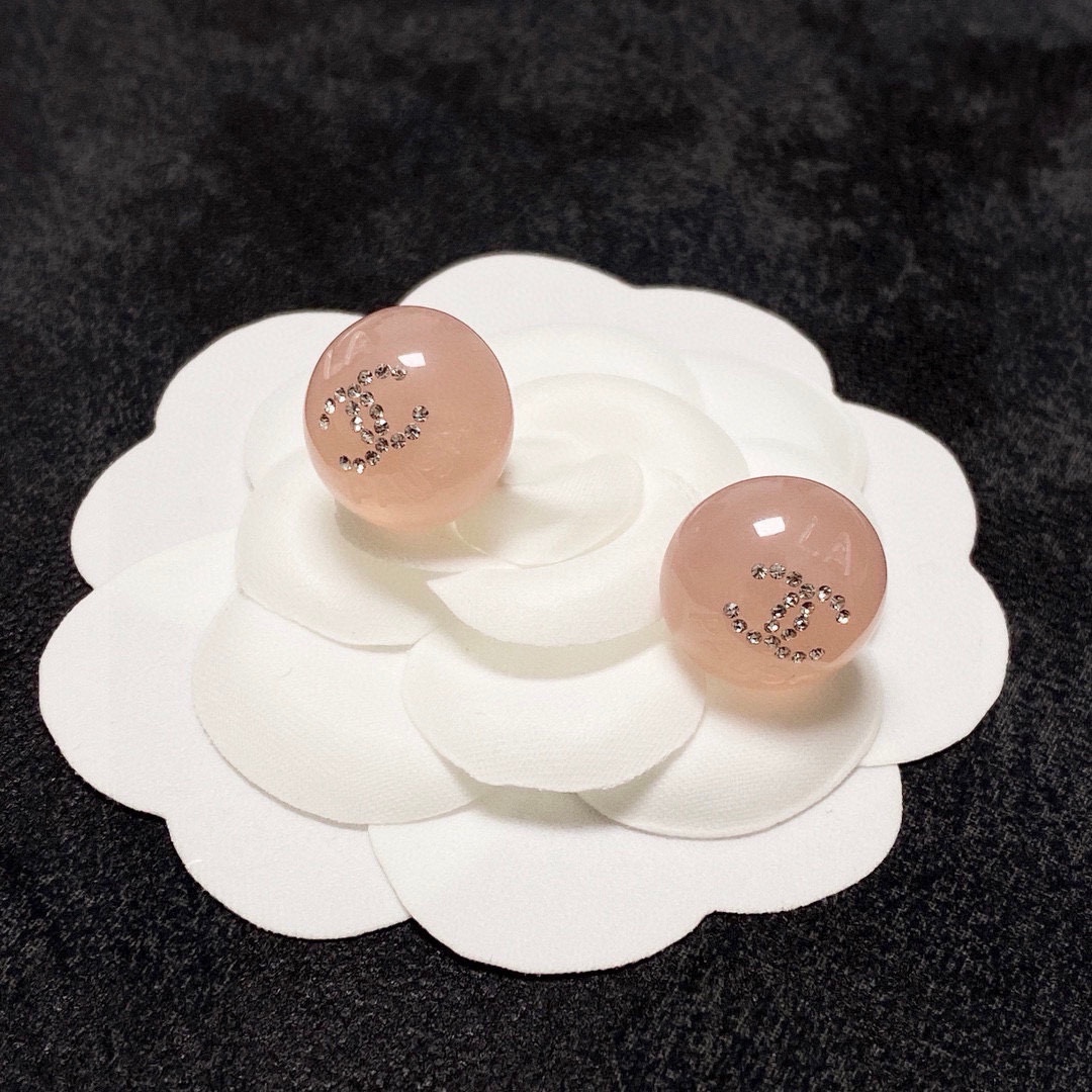 NO:575748,Grandma's pink crystal micro-set diamond earrings, new product, pair of CChanel earrings, very versatile for daily use, simple and practical, beautiful, consistent with genuine products at the counter, great thickness, great texture, 9.25 silver needle, fine jewelry, chanel, earrings19860909香奶奶 粉色水晶微镶钻耳钉 新品 双CChanel耳环 搭配 非常日常百搭的一款 简单实用 美美哒 专柜正品一致 厚度赞 质感超赞 9.25银针,饰品精品,chanel,earrings,Jewelry