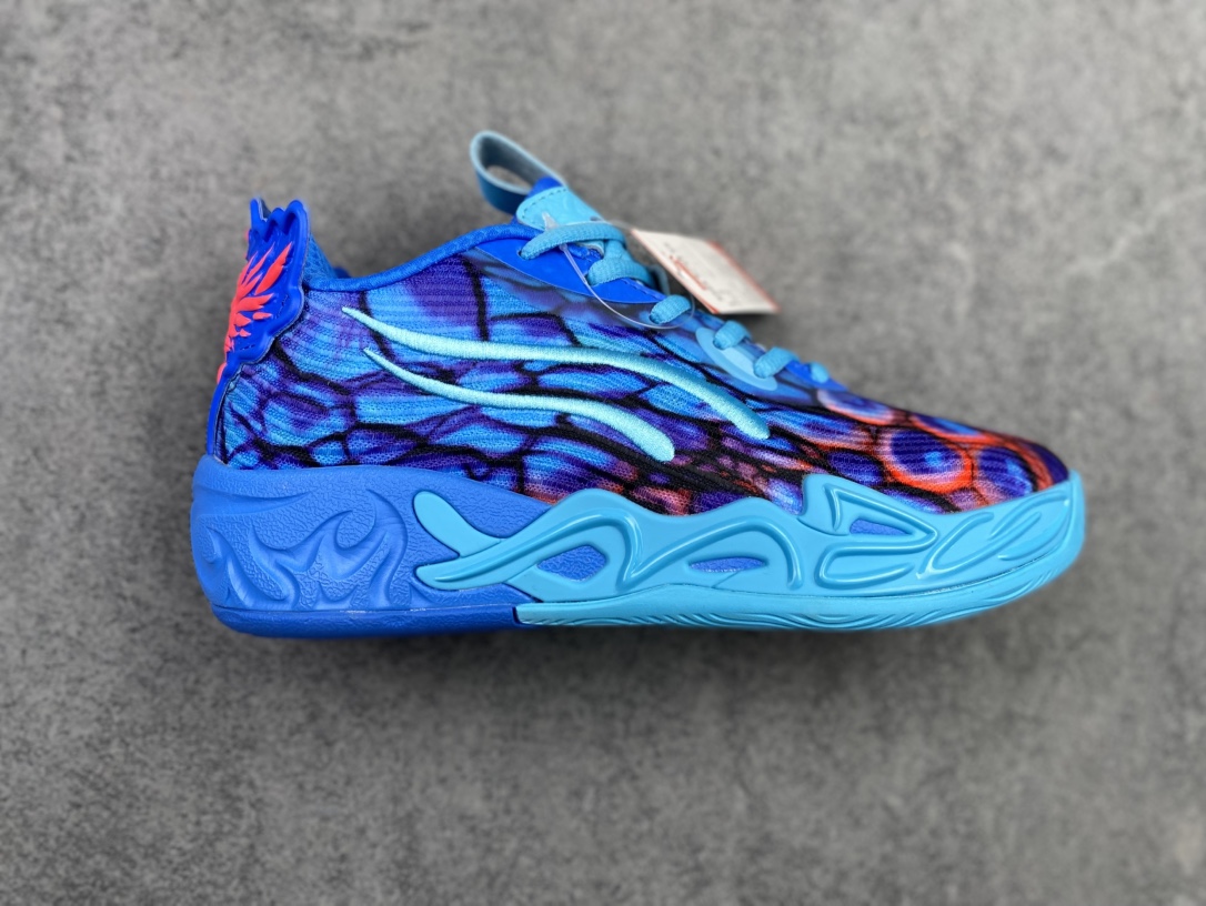 💰230 公司级
  Puma Roma M Motorsport 彪马罗马阿莫尔系列低帮复古运动休闲赛车跑鞋 市面唯一正确版本 平台订单 独家原档私模大底 正确纸板中底 海玻璃鞋垫 原盒原配鞋盒分三个尺码段 原厂电绣 正确翻毛皮鞋面 全球知名运动品牌PUMA宝马赛车系列，融合了宝马车队的标志性配色，以趣味十足又前卫复古的设计引领潮流，将赛道精神融入街头时尚，开启前卫竞速之旅。自1978年巴伐利亚车队走上世界舞台，宝马赛车就在全球汽车制造和赛车运动领域留下了浓墨重彩的一笔。全新的两款BMW MMS Roma与BMW MMS Speedboat鞋款，均从宝马车型中汲取灵感。以黑或白为底色，融入经典配色，主打前卫复古风。Roma鞋款的鞋侧以复古的流线造型，缀以宝马经典Logo，巧妙吸睛；而Speedcat鞋款以亮眼三色条纹元素缀以舒适鞋面，赋予了独特的个性美学，演绎赛车的无尽能量。 
货号：395205-33
尺码：36 37 37.5 38 38.5 39 40 40.5 41 42 42.5 43 44 45k7