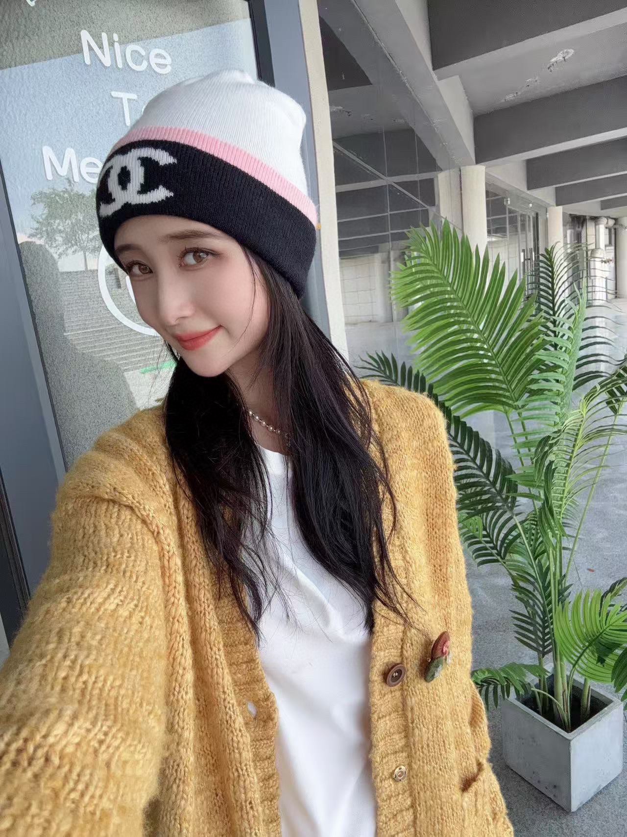 NO:580549,Pay attention to the quality, the Chanel official website quality wool series, Chanel autumn and winter wool hat recommended by Internet celebrity fashion bloggers, a popular style in Xiaohongshu, a knitted hat with a super soft and comfortable feel, and excellent elasticity!  Hats, bucket hats, baseball caps, knitted hats, hats, chanel, chanel, espadrilles, hats19860909认准品质哦,精巯羊毛系列Chanel官网品质香奈儿秋冬网红时尚博主推荐款毛线帽,小红书爆款,手感超柔软舒适的针织线帽,弹性极佳！帽子渔夫帽棒球帽针织帽,帽子,chanel,chanel,espadrilles,hats,hat