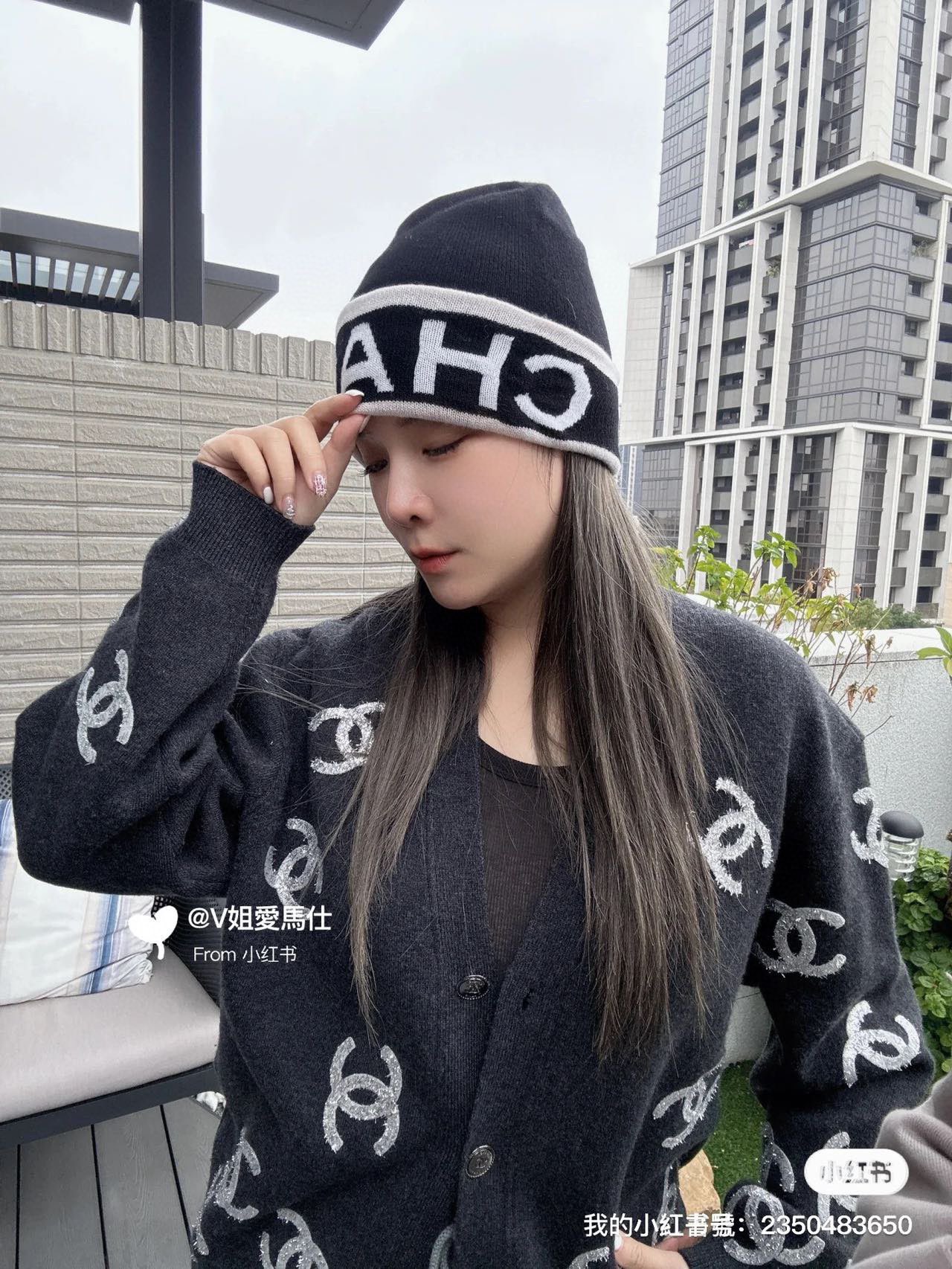 NO:580551,Chanel official website quality Chanel autumn and winter Internet celebrity fashion blogger recommended knitted hat, which hides a quiet sense of luxury. Every line is neat and generous, simple but not simple, generous and stylish. Every detail shows high-end taste, and the sense of fashion becomes more and more intriguing in the restraint. Hats, fisherman hats, baseball caps, knitted hats, hats, chanel, chanel, espadrilles, hats19860909Chanel官网品质香奈儿秋冬网红时尚博主推荐款针织帽,藏着不动声色的高级感,每一处线条都透着利落大方,简约而不简单,大方且不失格调,处处细节都彰显着高端品味,时尚感在克制中愈发耐人寻味.帽子渔夫帽棒球帽针织帽,帽子,chanel,chanel,espadrilles,hats,hat