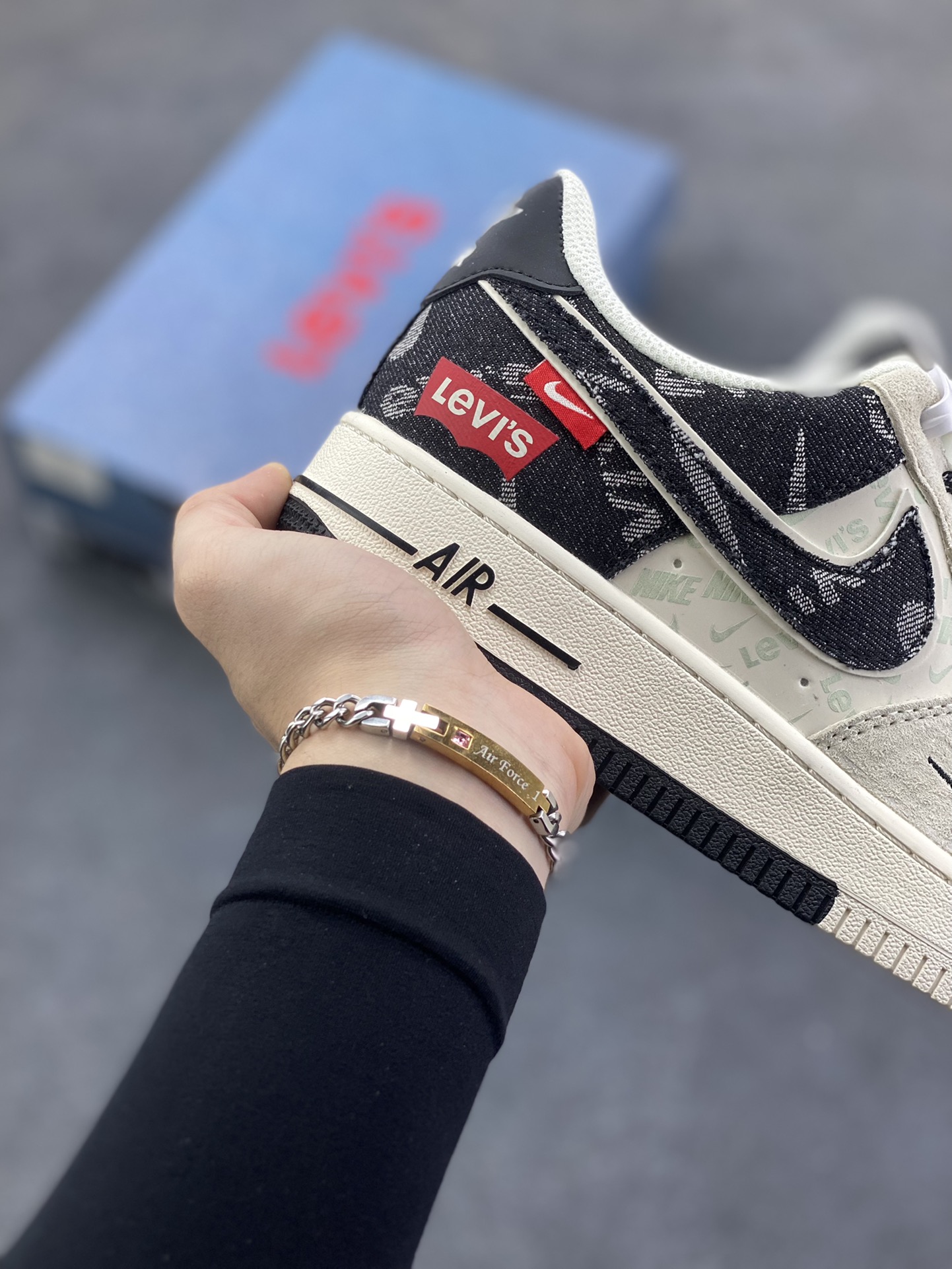 图片[6]-Nike Air Force 1 \’07 Low “李维斯联名——米灰黑织标”空军一号 高端定制 低帮 运动鞋 休闲鞋 折边针车 工艺难度大 原楦头原纸板 原装鞋盒 定制五金配件 内置全掌气垫 原厂鞋底 货号：MZ9588-800 尺码：36 36.5 37.5 38 38.5 39 40 40.5 41 42 42.5 43 44 44.5 45-选品中心