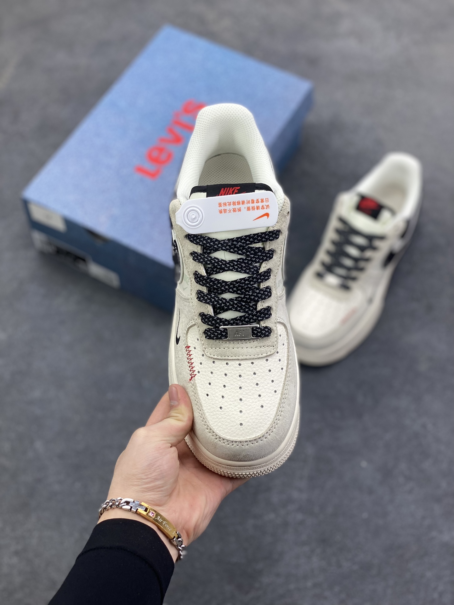 图片[2]-Nike Air Force 1 \’07 Low “李维斯联名——米灰黑织标”空军一号 高端定制 低帮 运动鞋 休闲鞋 折边针车 工艺难度大 原楦头原纸板 原装鞋盒 定制五金配件 内置全掌气垫 原厂鞋底 货号：MZ9588-800 尺码：36 36.5 37.5 38 38.5 39 40 40.5 41 42 42.5 43 44 44.5 45-选品中心