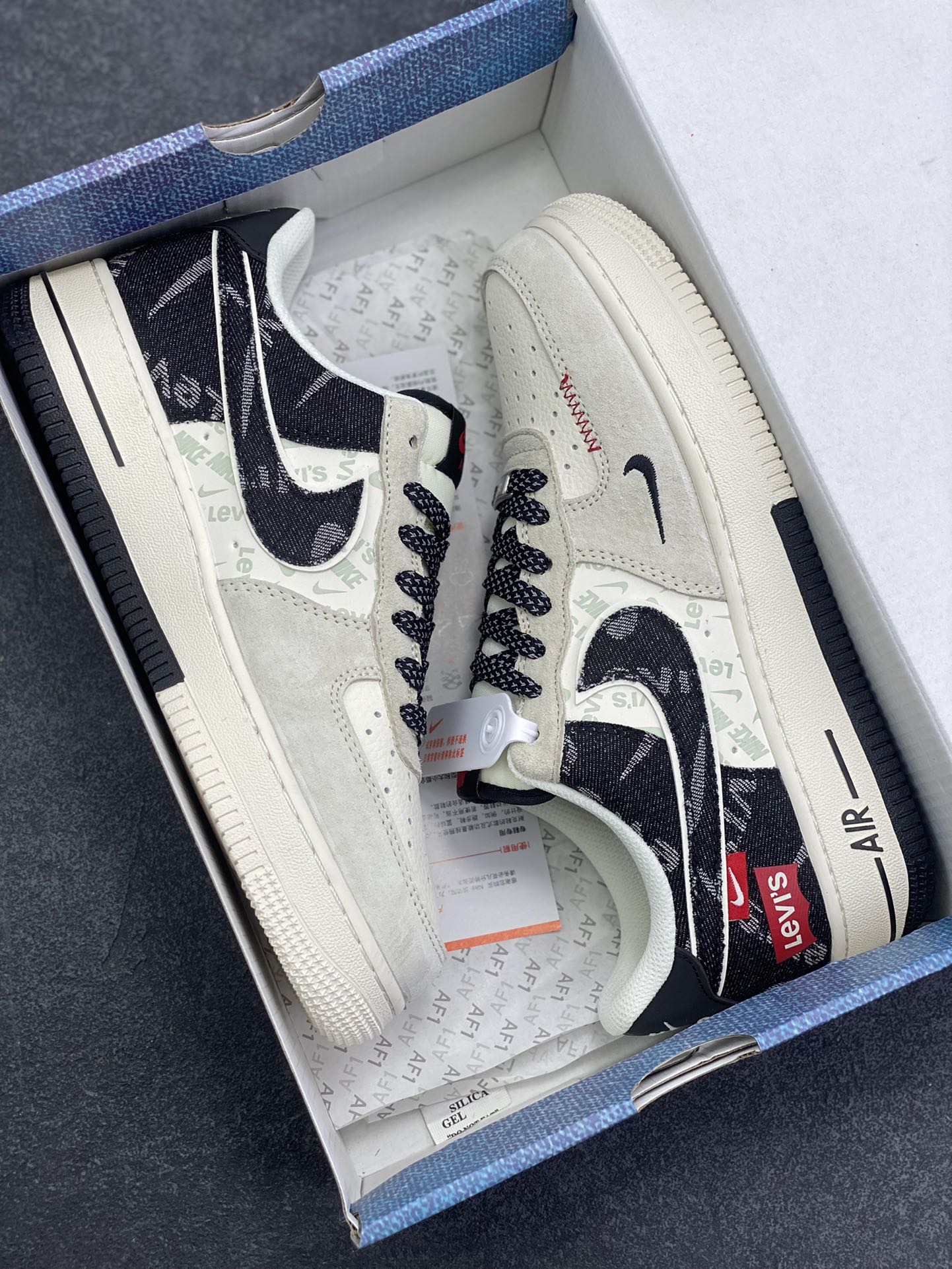 图片[9]-Nike Air Force 1 \’07 Low “李维斯联名——米灰黑织标”空军一号 高端定制 低帮 运动鞋 休闲鞋 折边针车 工艺难度大 原楦头原纸板 原装鞋盒 定制五金配件 内置全掌气垫 原厂鞋底 货号：MZ9588-800 尺码：36 36.5 37.5 38 38.5 39 40 40.5 41 42 42.5 43 44 44.5 45-选品中心