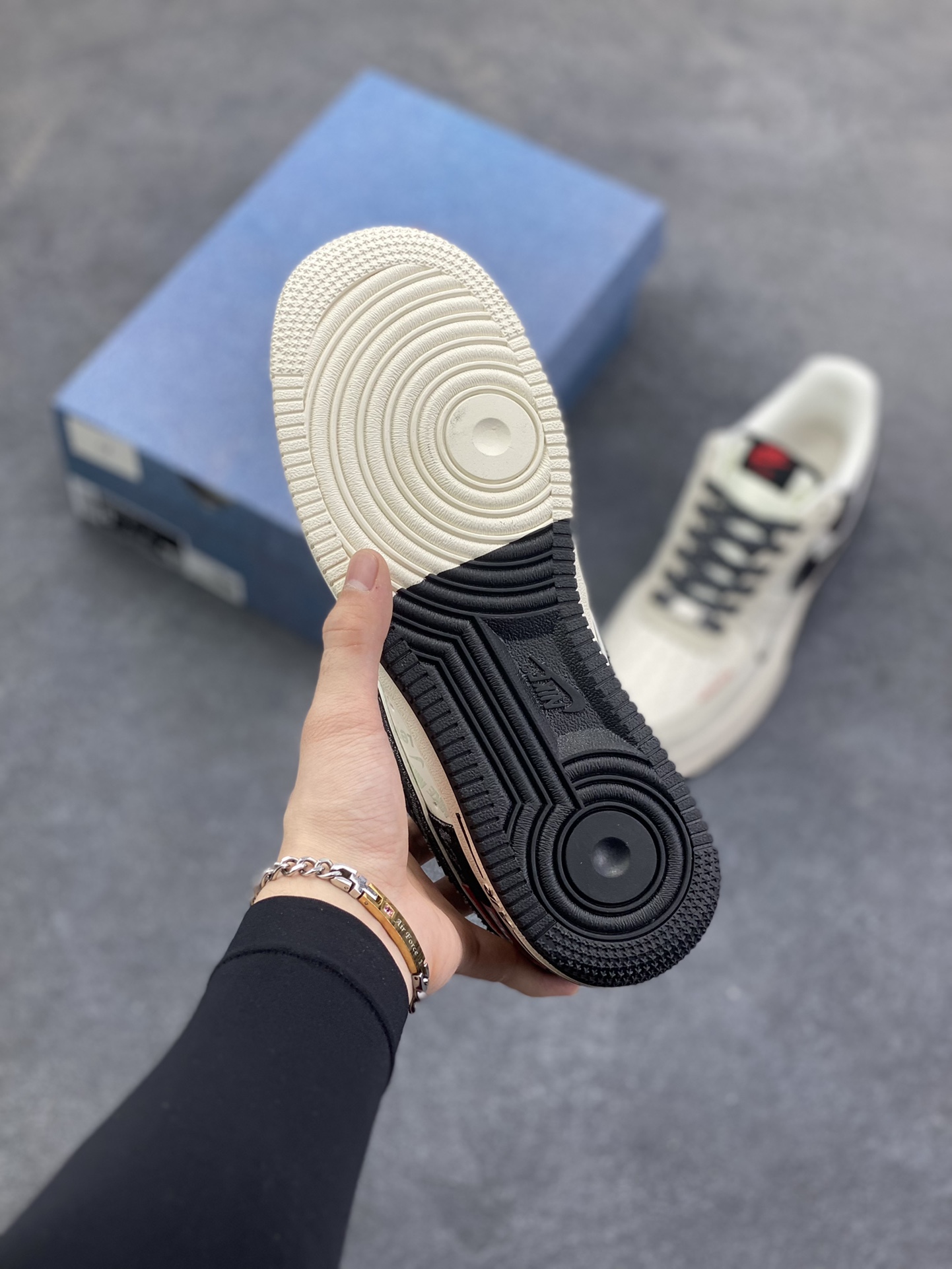 图片[5]-Nike Air Force 1 \’07 Low “李维斯联名——米灰黑织标”空军一号 高端定制 低帮 运动鞋 休闲鞋 折边针车 工艺难度大 原楦头原纸板 原装鞋盒 定制五金配件 内置全掌气垫 原厂鞋底 货号：MZ9588-800 尺码：36 36.5 37.5 38 38.5 39 40 40.5 41 42 42.5 43 44 44.5 45-选品中心