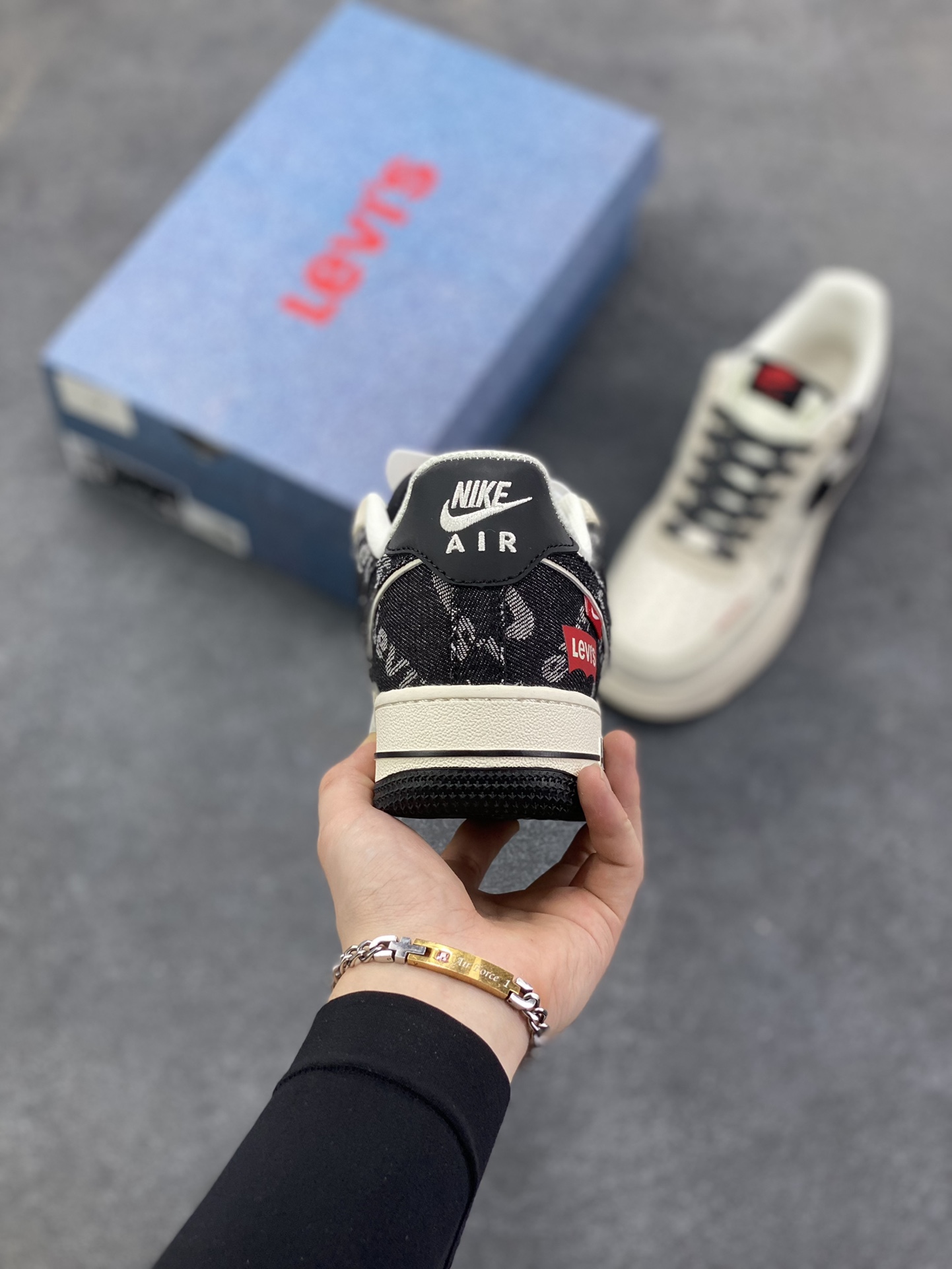 图片[4]-Nike Air Force 1 \’07 Low “李维斯联名——米灰黑织标”空军一号 高端定制 低帮 运动鞋 休闲鞋 折边针车 工艺难度大 原楦头原纸板 原装鞋盒 定制五金配件 内置全掌气垫 原厂鞋底 货号：MZ9588-800 尺码：36 36.5 37.5 38 38.5 39 40 40.5 41 42 42.5 43 44 44.5 45-选品中心