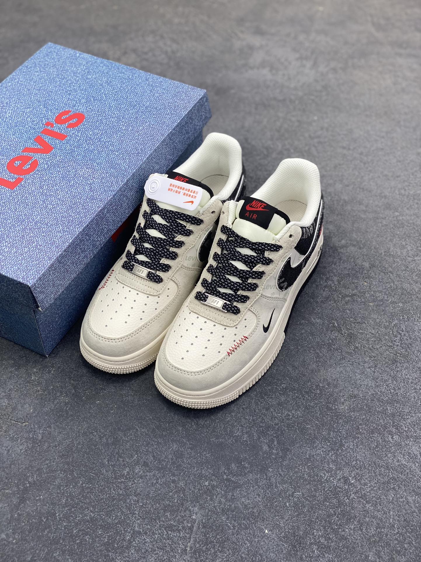 图片[8]-Nike Air Force 1 \’07 Low “李维斯联名——米灰黑织标”空军一号 高端定制 低帮 运动鞋 休闲鞋 折边针车 工艺难度大 原楦头原纸板 原装鞋盒 定制五金配件 内置全掌气垫 原厂鞋底 货号：MZ9588-800 尺码：36 36.5 37.5 38 38.5 39 40 40.5 41 42 42.5 43 44 44.5 45-选品中心