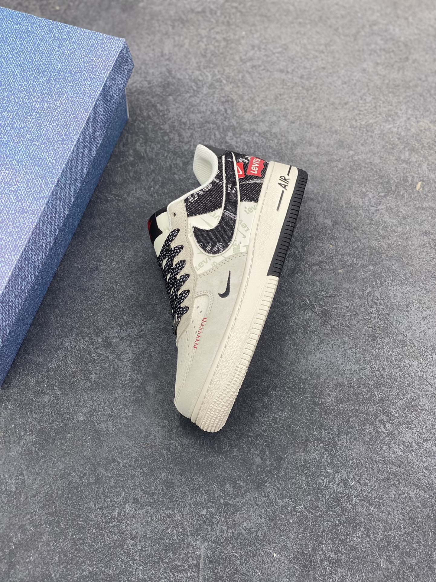 图片[7]-Nike Air Force 1 \’07 Low “李维斯联名——米灰黑织标”空军一号 高端定制 低帮 运动鞋 休闲鞋 折边针车 工艺难度大 原楦头原纸板 原装鞋盒 定制五金配件 内置全掌气垫 原厂鞋底 货号：MZ9588-800 尺码：36 36.5 37.5 38 38.5 39 40 40.5 41 42 42.5 43 44 44.5 45-选品中心