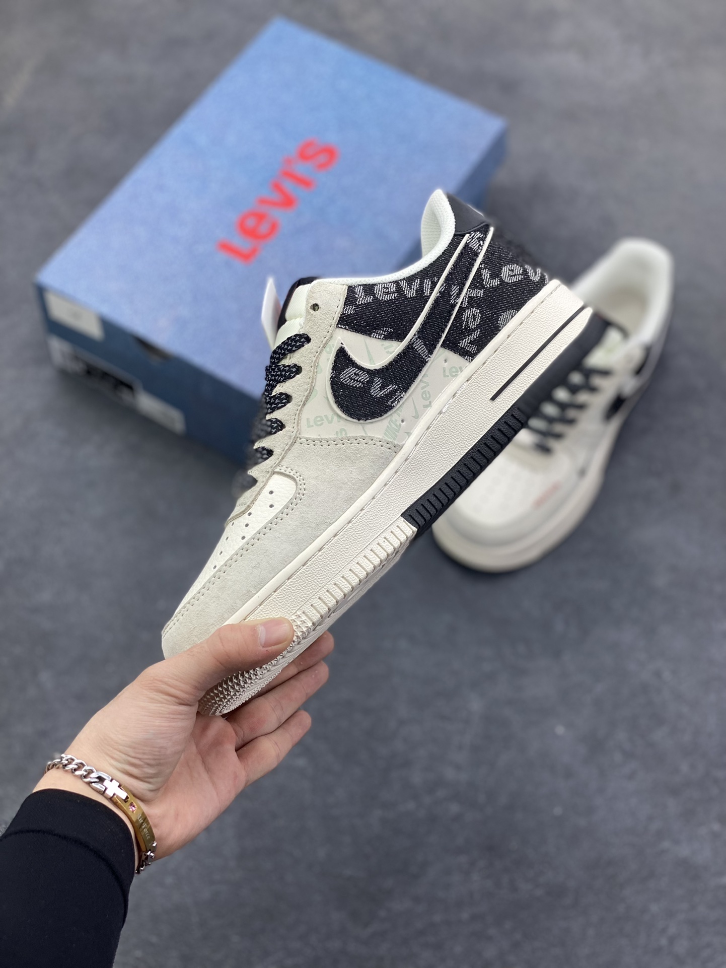 图片[3]-Nike Air Force 1 \’07 Low “李维斯联名——米灰黑织标”空军一号 高端定制 低帮 运动鞋 休闲鞋 折边针车 工艺难度大 原楦头原纸板 原装鞋盒 定制五金配件 内置全掌气垫 原厂鞋底 货号：MZ9588-800 尺码：36 36.5 37.5 38 38.5 39 40 40.5 41 42 42.5 43 44 44.5 45-选品中心