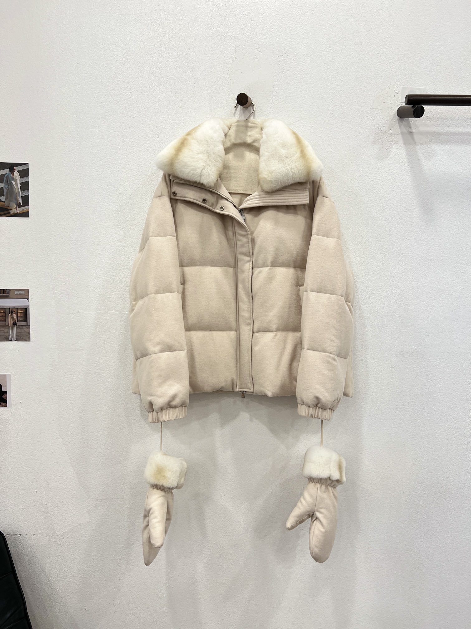 NO:637020,New style for autumn and winter. The new goose down jacket comes with gloves. The large fur collar goose down jacket [apricot pink] invites you to appreciate the details. It uses the same wool blended fabric material as the original one, which is more warm and wind-resistant. It uses imported rex rabbit fixed and dyed chinchilla colors. Comes with glove design, perfect for various occasions. It can be used as a warm and comfortable jacket in cold winter. Multiple colors, versatile and old money to break the dull winter. Easily adapt to temperature differences, unlock a variety of matching possibilities, women's clothing, jackets &  coats,gloves,alexander wang19860909秋冬新款 鹅绒服上新附带手套大毛领鹅绒服【杏粉色】细节邀您鉴赏 选用与原版一致的羊毛混纺面料材质,更保暖抗风 选用进口獭兔定色定染龙猫色系 附带手套设计,完美适应多种场合穿搭 在寒冬作为充满暖暖安荃感的外套 多个颜色,百搭老钱打破冬日沉闷 轻松适应温差,解锁多种搭配可能性,女装,jackets & coats,gloves,alexander wang,Women's clothing