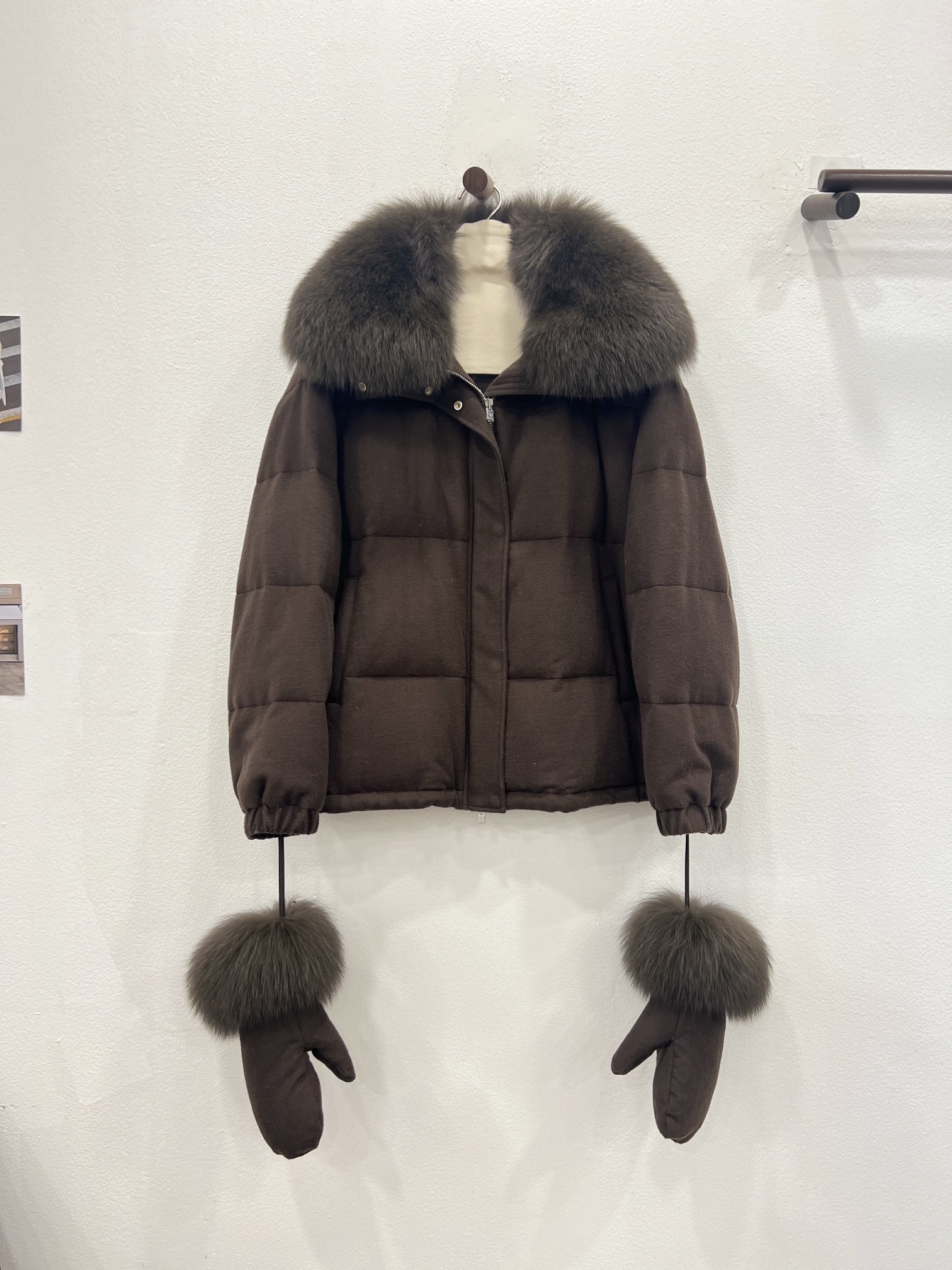 NO:637023,The new autumn and winter goose down jacket comes with gloves. The large fur collar goose down jacket [Coffee Green] invites you to appreciate the details. It uses the same wool blended fabric material as the original one, which is more warm and wind-resistant. It uses imported whole fox fur to be fixed and dyed, and the fur feels elegant and flexible. It is designed with gloves, perfect for a variety of occasions. It can be used as a warm and comfortable jacket in cold winter. Multiple colors, versatile old money to break the dull winter. Easily adapt to temperature differences, unlock a variety of matching possibilities, women's clothing, jackets  & coats,gloves,alexander wang19860909秋冬新款 鹅绒服上新附带手套大毛领鹅绒服【咖绿色】细节邀您鉴赏 选用与原版一致的羊毛混纺面料材质,更保暖抗风 选用进口整皮狐狸毛定色定染,毛感飘逸灵动 附带手套设计,完美适应多种场合穿搭 在寒冬作为充满暖暖安荃感的外套 多个颜色,百搭老钱打破冬日沉闷 轻松适应温差,解锁多种搭配可能性,女装,jackets & coats,gloves,alexander wang,Women's clothing