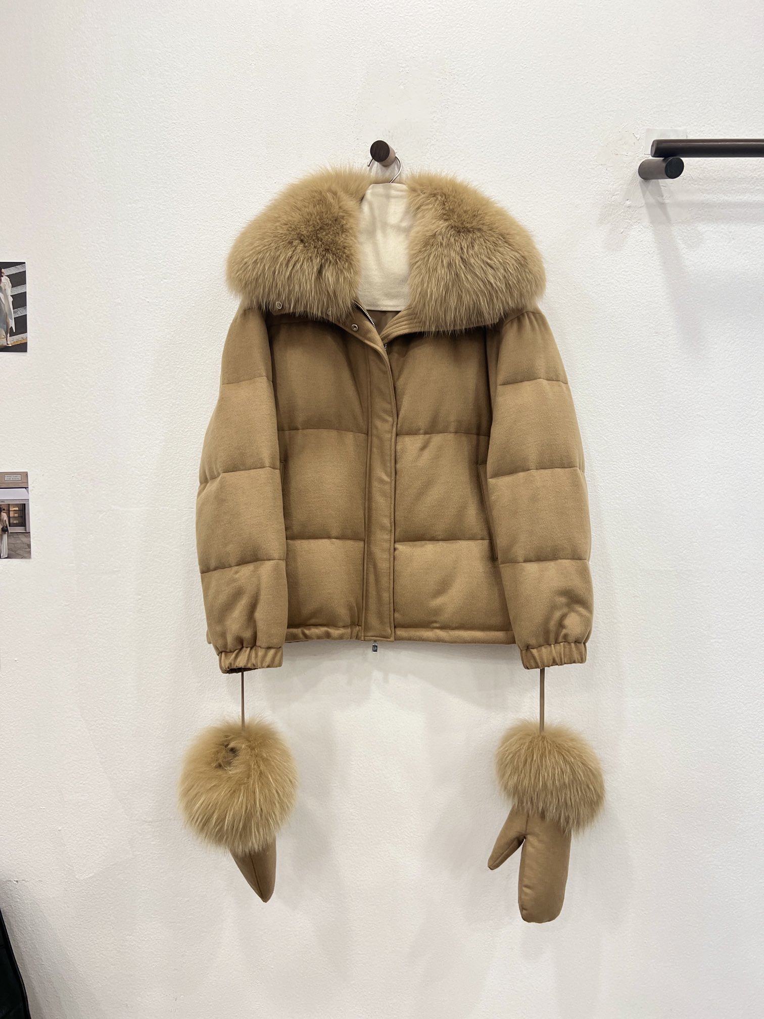 NO:637026,The new autumn and winter goose down jacket comes with gloves. The large fur collar goose down jacket [Classic Camel] invites you to appreciate the details. It uses the same wool blended fabric material as the original version, which is more warm and wind-resistant. It uses imported whole fox fur to be fixed and dyed, with an elegant and fluffy feel. Comes with gloves design, perfect for a variety of occasions. It can be used as a warm and comfortable jacket in cold winter. Multiple colors, versatile old money to break the dull winter. Easily adapt to temperature differences, unlock a variety of matching possibilities, women's clothing, jackets  & coats,gloves,alexander wang19860909秋冬新款 鹅绒服上新附带手套大毛领鹅绒服【经典驼】细节邀您鉴赏 选用与原版一致的羊毛混纺面料材质,更保暖抗风 选用进口整皮狐狸毛定色定染,毛感飘逸蓬松 附带手套设计,完美适应多种场合穿搭 在寒冬作为充满暖暖安荃感的外套 多个颜色,百搭老钱打破冬日沉闷 轻松适应温差,解锁多种搭配可能性,女装,jackets & coats,gloves,alexander wang,Women's clothing