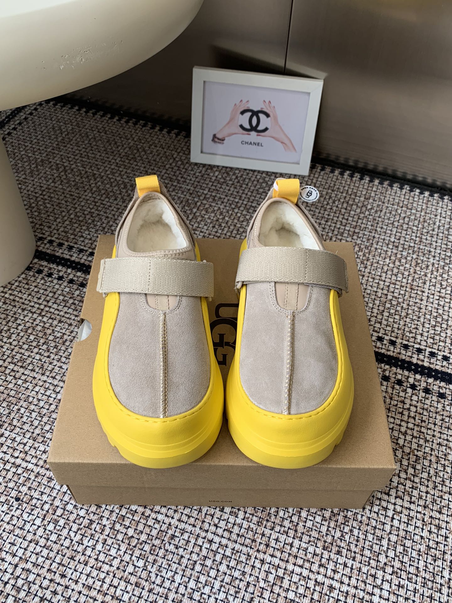 NO:615467,UGG's new wool casual shoes are for couples. They fit snugly and are comfortable, and they won't chafe your feet at all. You won't feel tired when you wear them all day long. They have a sense of design. They can be easily worn whether worn with jeans for a casual style or a small skirt for a gentle style. The fit is extremely high and the quality and detail processing are perfect. The neoprene material on the side of the upper is very water-repellent. The suede is still stable in the rain. The wool is super warm. The EVA super lightweight outsole is about three centimeters in height. The size is 35-45 (female 40).  Men's 45 (custom-made), casual shoes/sports shoes, sneakers, skirts, jeans, chamois leather19860909UGG 新款 羊毛休闲鞋 情侣款 贴脚又舒服,完全不会磨脚 穿一整天都不累 有设计感 无论是搭配牛仔裤走休闲风 还是搭小裙子走温柔风 都能轻松拿捏 适配度 回头率超高 品质细节处理满分 鞋面侧面氯丁橡胶材质十防泼水麂皮雨天照样稳 羊毛超保暖 EVA超轻便大底三公分左右的高度 码数35-45（女40 男45订做）,休闲鞋/运动鞋毛毛鞋,sneakers,skirts,jeans,chamois leather,Women's Shoes