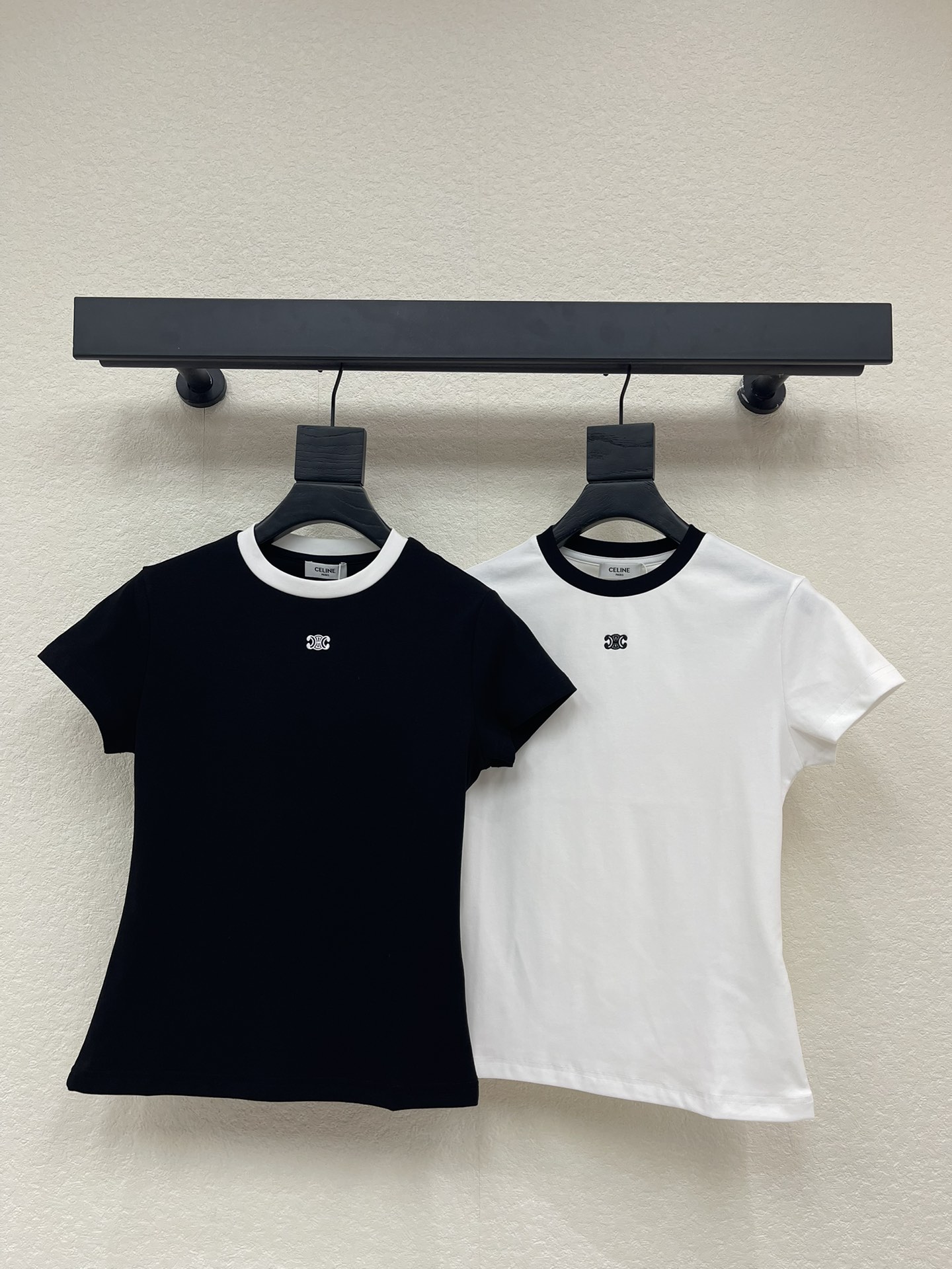 NO:578862,CELIN*26 early spring new style slim-fit T-shirt with contrasting color embroidery and small logo. Made of pure cotton. Round neck design. Slim-fit version. Elastic. Can be controlled by any body shape. Embroidery with small logo in the middle. Versatile style. SML, celine, tees, t-shirt, alexander wang19860909CELIN*26早春新款撞色刺绣小标修身T恤 采用纯棉材质 圆领设计 修身版本 有弹力的哈 任何身形都可以驾驭 刺绣中间小标设计 百搭款式 SML,,celine,tees，t-shirt,alexander wang,Women's clothing