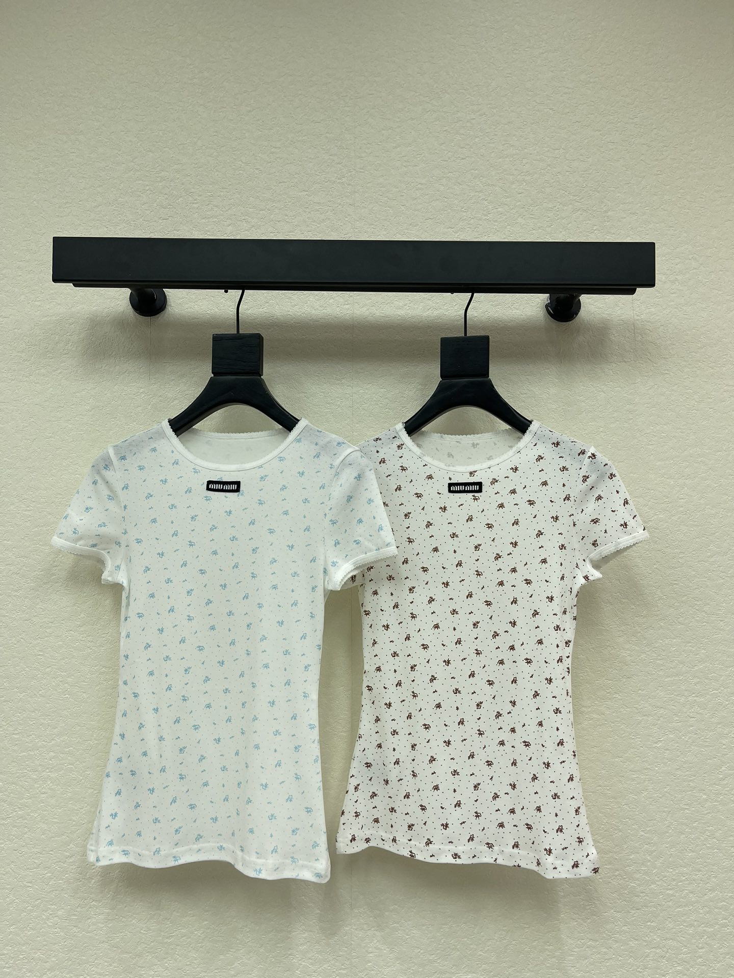 NO:578708,Miumi*25’s new lace-trimmed floral short-sleeved T-shirt. This floral short-sleeved T-shirt is truly unique. It can be worn in many ways with one piece. Pair it with wide-leg jeans for a lazy and casual look. It instantly makes Korean women instantly look at each other. The universal and versatile king wears it under a coat in winter to reveal the floral lace edges. It is full of sophistication!  Customized yb stretch cotton printed fabric, close-fitting and comfortable fit, body-modifying proportions, 1:1 version + great material, color pink/blue, size SML,,miumiu,jeans,jackets & coats,T-shirt,tees,t-shirt,alexander wang19860909Miumi*25新款蕾丝边碎花短袖T恤 这件碎花短袖T恤真的绝绝子 一件单品居然解锁N种穿法 搭配阔腿牛仔裤慵懒随性 瞬间韩女即视感～万能百搭王冬天搭在外套里露出碎花边边 精致度拉满！定制yb弹力棉质印花面料 贴身舒适版型上身修饰身材比例 1:1版型+材质超赞 颜色粉花/蓝花 尺码SML,,miumiu,jeans,jackets & coats,T-shirt,tees，t-shirt,alexander wang,Women's clothing