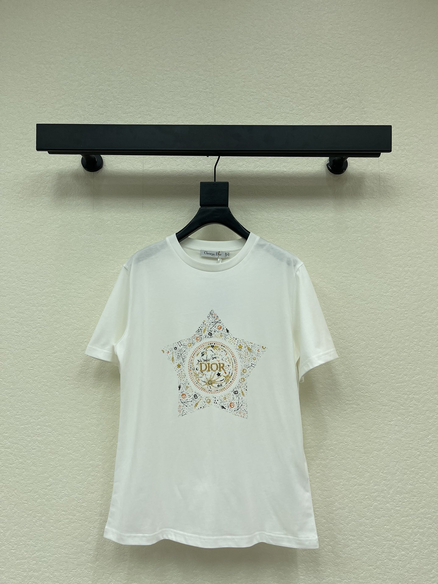 NO:578875,Dio*26 early spring new round neck beaded printed short-sleeved T-shirt. Customized YB native cotton material, high-grade texture, soft and comfortable, regular short-sleeved T-shirt cut, made of heavyweight cotton, slightly stretchy, showing a slimming visual effect, the body is decorated with cosmic elements such as stars, moon, and sun  , combined into a pattern in line with the brand's tone, and embellished with letters and logos outlined with beads, the fairy style is unified and coordinated, full of design sense, and looks stylish when worn alone or worn inside. SML, dior, T-shirt, tees, t-shirt, alexander  wang19860909Dio*26早春新款圆领钉珠印花短袖T恤.定制YB原生全棉材质,质感高级,柔软舒适,常规短袖T恤裁剪,采用克重全棉制成,略带有弹力,呈现显瘦视觉效果,大身以星空月亮太阳等宇宙元素装饰,组合成符合品牌调性的图案,并以钉珠勾勒出字母标点缀,仙气风格统一协调,设计感拉满,单穿内搭都出彩时髦.SML,,dior,T-shirt,tees，t-shirt,alexander wang,Women's clothing