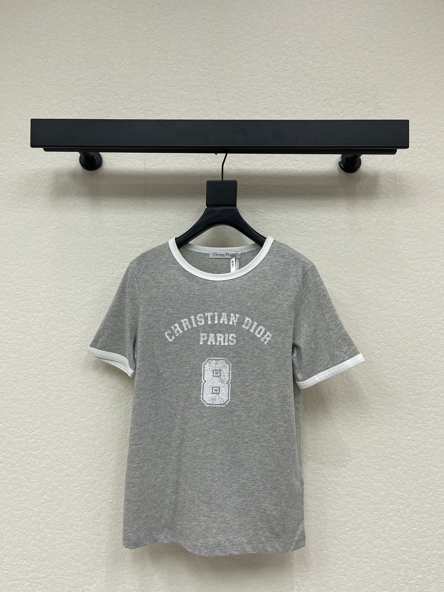 NO:578869,Dio*26 new early spring round neck printed distressed short-sleeved T-shirt. Customized YB twill cotton material, breathable and comfortable, full of texture. Regular short-sleeved T-shirt cut to highlight the brand style. Made of heavyweight pure cotton, slightly stretchy, showing a slimming visual effect. The collar and cuffs are wrapped with plain threads  Highlights of the design are the side work, which contrasts with the body, and the logo is embellished with distressed letters on the chest. The brand style is fully displayed, and the retro and youthful atmosphere is suddenly increased. It is stylish when worn alone or worn inside. SML, dior, T-shirt, tees, t-shirt, alexander  wang19860909Dio*26早春新款圆领印花做旧短袖T恤.定制YB斜纹全棉材质,透气舒适,质感十足,常规短袖T恤裁剪,凸显品牌格调,采用克重纯棉制成,略带有弹力,呈现显瘦视觉效果,领口袖口以素色螺纹包边作设计亮点,与大身撞色,胸前以做旧磨花字母点缀徽标,品牌格调尽显,复古青春气氛骤增,单穿内搭都出彩时髦.SML,,dior,T-shirt,tees，t-shirt,alexander wang,Women's clothing