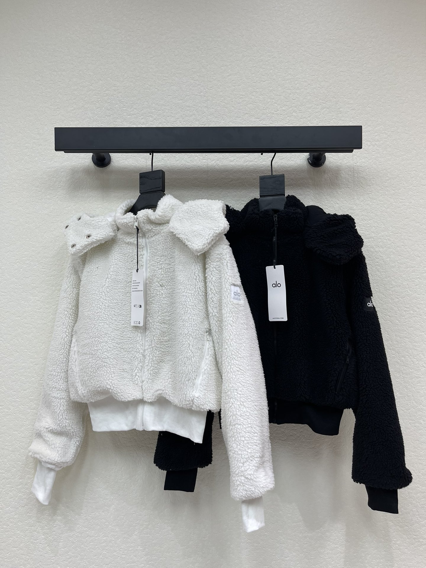 NO:578705,Alo* new autumn and winter lamb wool short hooded jacket!  The same style as Kendou is a plush jacket worn by many bloggers and stars. It is made of eco-friendly lamb wool. The hood can be removed with snap buttons. Remove the hood to create a stand-up collar. The length of the coat is easy for even small people. It is a must-have for warm winter days. It has a sense of atmosphere. The short splicing thread design is more casual and sporty. The short style is very tall. The plush fabric has a good texture. It is high-density and does not reveal white. It has a super thermal effect!  One for winter!  !  Color Black/White Size SML A,,jackets & coats,hats,alexander wang19860909Alo*秋冬新款羊羔毛短款连帽外套！ 肯豆同款 超多博主明星都在穿的毛绒外套 甄选环保羊羔毛材质 帽子是可以通过按扣拆卸的 拆掉帽子就是立领款 小个子也能轻松驾驭的衣长版型 暖呼呼的冬日必备 很有氛围感 短款拼接螺纹设计 是比较休闲和运动风的 短款很显高 毛绒面料质感也很好 高密度不露白 超级强的保暖效果！一件过冬！！ 颜色黑色/白色 码数SML A,,jackets & coats,hats,alexander wang,Women's clothing