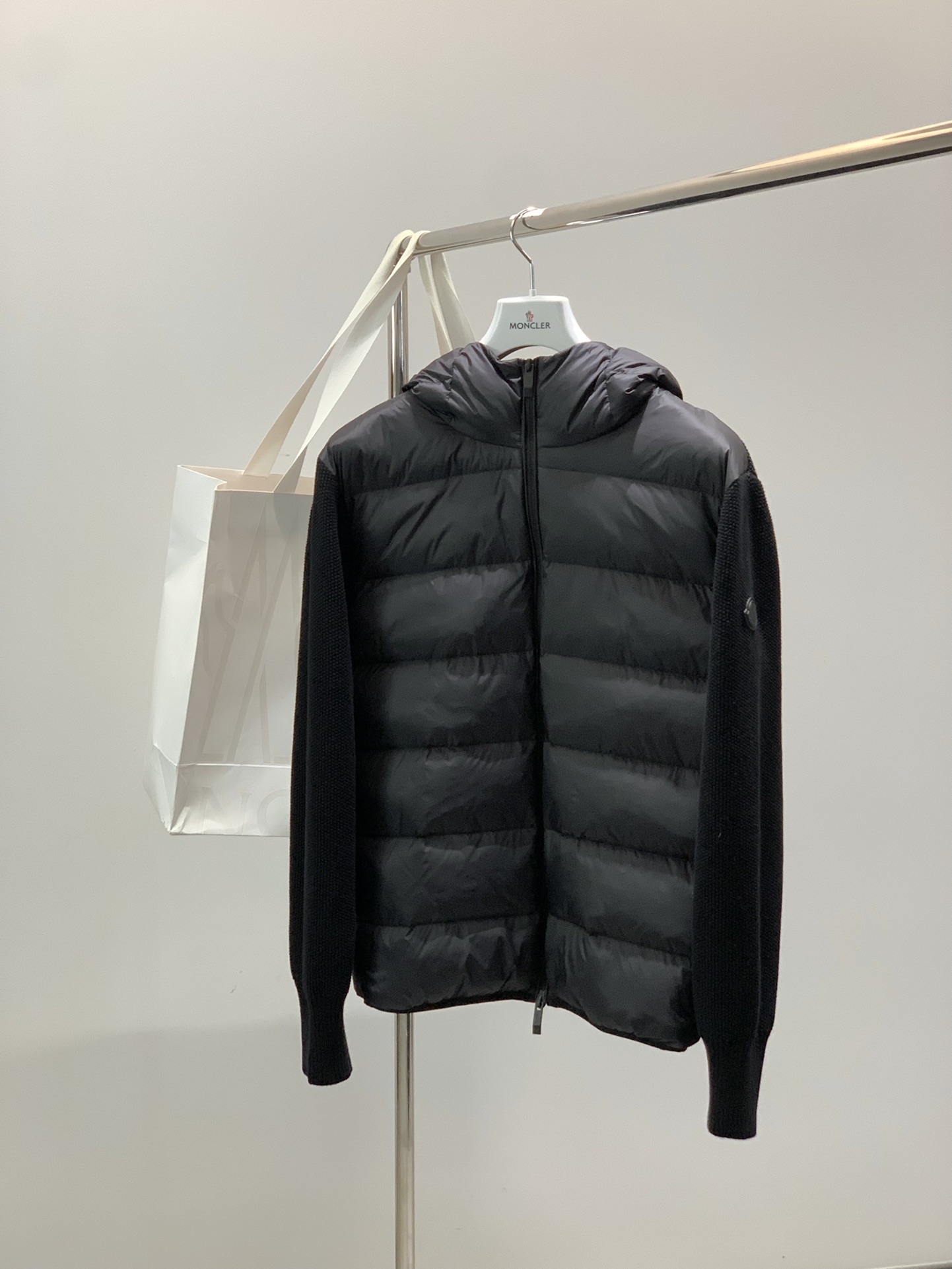 NO:728802,Years later, Moncler Meng Mouth, the latest 2025 winter product, available at counters simultaneously, original order, fashionable and casual splicing hooded down jacket, comfortable for the upper body!  Eye-catching and bright, it uses imported original fabrics, top-grade rubber printing process letter pattern logo, original hardware accessories decoration, simple yet fashionable, fashionable and handsome upper body, size M-3XL,,Moncler,down jacket,hats,19860909年后,,Moncler 蒙口,2025冬季最新品,专柜同步有售,原单狠货,时尚休闲拼接连帽羽绒服,上身舒适！吸睛而有亮点,采用进口原版面料,顶级印胶工艺字母图案logo,原版五金辅料装饰,简单而不失时尚,上身时尚帅气,码数M-3XL,,Moncler,down jacket,hats,,Men's clothing