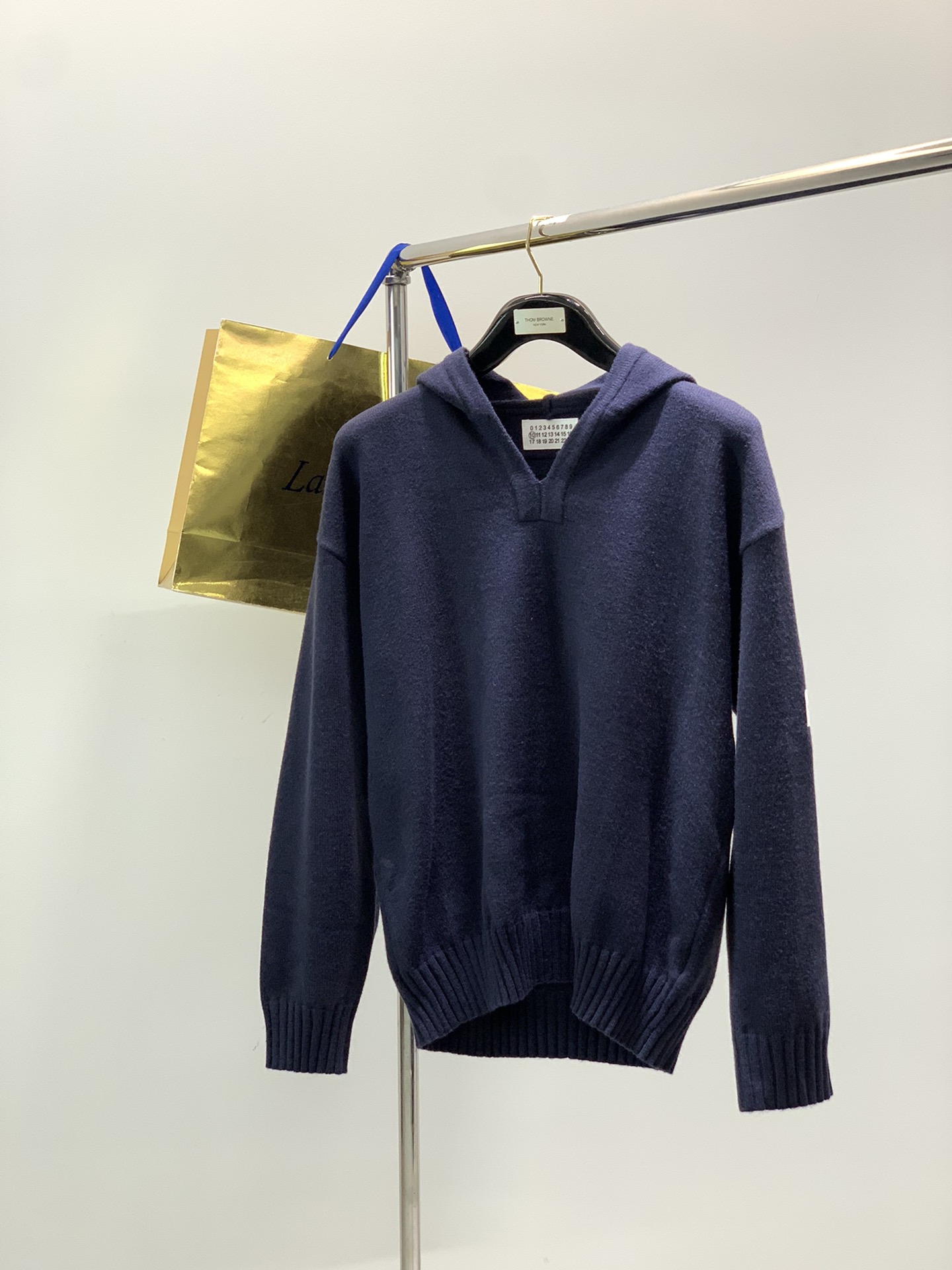 NO:703322,, Maison Margiela, the latest autumn and winter products, available at counters at the same time, original order, fashionable and casual hooded knitted sweater, comfortable upper body!  Eye-catching and bright, it uses imported original fabrics, top-notch embroidery technology, letter pattern logo, extremely high-grade, and the upper body is very handsome!  Size S-2XL,, masion margiela, sweaters, hats,19860909,Maison Margiela马吉拉,秋冬最新品,专柜同步有售,原单狠货,时尚休闲连帽针织毛衣,上身舒适！吸睛而有亮点,采用进口原版面料,顶级刺绣工艺字母图案logo,档次极高,上身帅气十足！码数S-2XL,,masion margiela,sweaters,hats,,Men's clothing