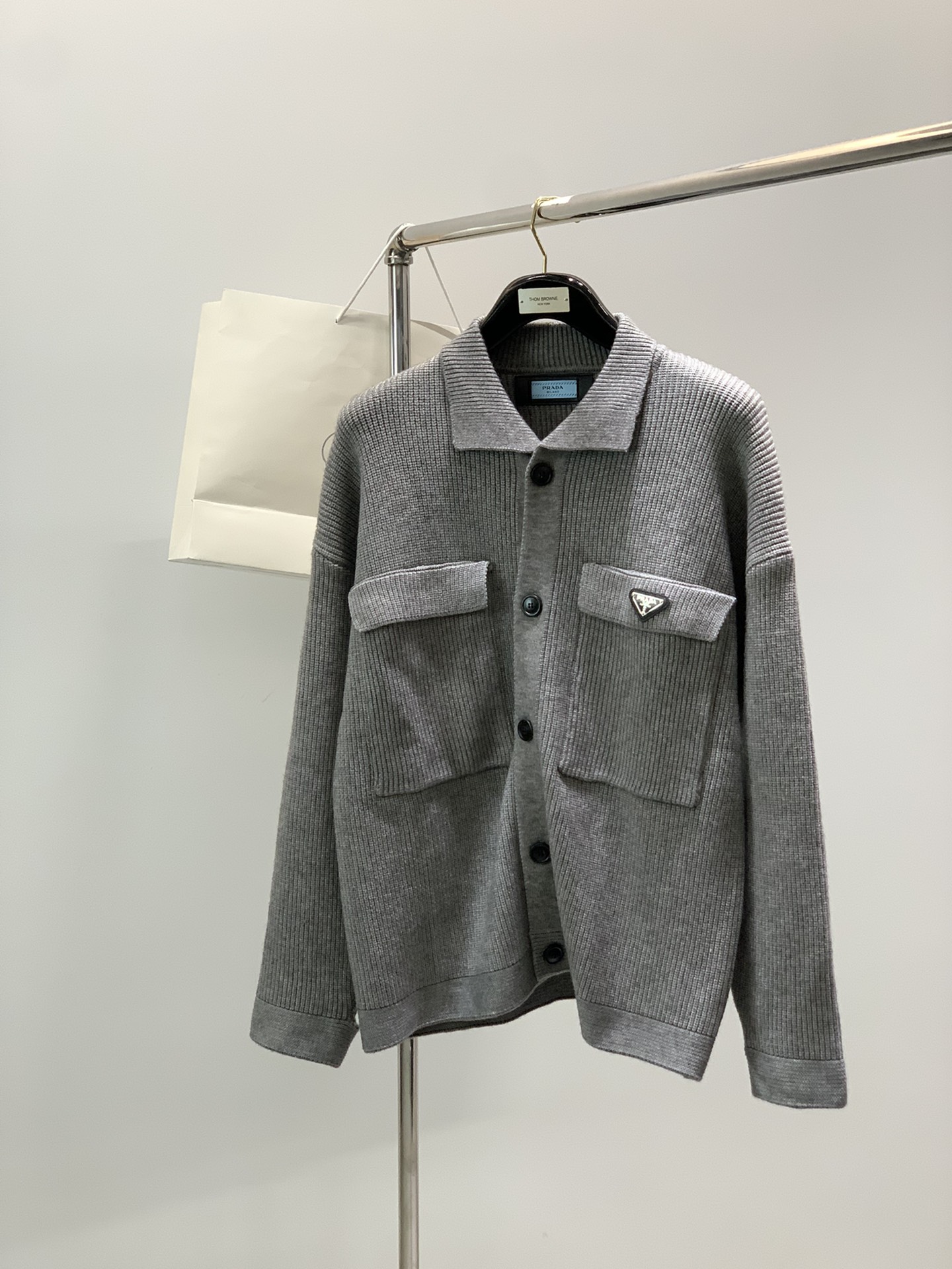 NO:703325,,PRADA Prada, the latest autumn and winter products, available at counters simultaneously, fashionable and casual knitted cardigans and sweaters, imported original fabrics, extremely complex workmanship, the only channel that can be used as a purchasing agent, top-notch glue printing letter pattern logo, original hardware accessories decoration, extremely high-grade, comfortable and versatile, handsome and stylish upper body, 2 colors recommended, size M-2XL,, prada, prada, sweaters,19860909,PRADA 普拉达,秋冬最新品,专柜同步有售,时尚休闲针织开衫毛衣,进口原版面料,做工极为复杂,唯一可以做代购级别的渠道狠货,顶级印胶工艺字母图案logo,原版五金辅料装饰,档次极高,舒适百搭,上身帅气有型,2色推荐,码数M-2XL,,prada,prada,sweaters,,Men's clothing