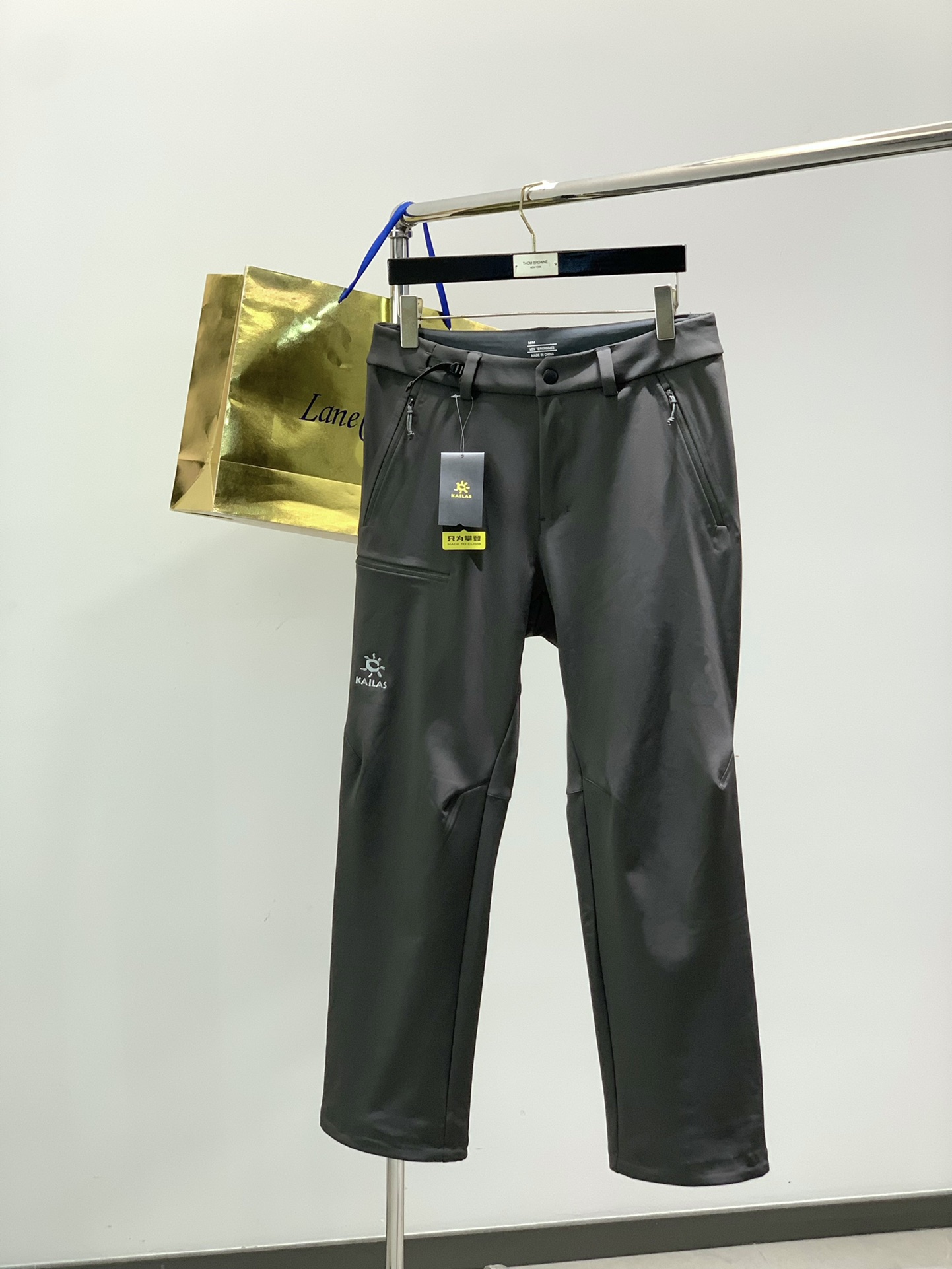 NO:703320,, KAILAS, new winter style, fashionable casual velvet trousers, available at counters, original goods, top-notch embroidery craft letter pattern decoration logo, original hardware accessories decoration, extremely high grade, fashionable and stylish upper body, complete with three labels, a must-have item for fashionable people, 2 colors recommended, size M-3XL,,19860909,KAILAS 凯乐石,冬季新款,时尚休闲绒长裤,专柜同步有售,原单狠货,顶级刺绣工艺字母图案装饰logo,原版五金辅料装饰,档次极高,上身时尚有型,三标齐全,潮人必备单品,2色推荐,码数M-3XL,,,Men's clothing