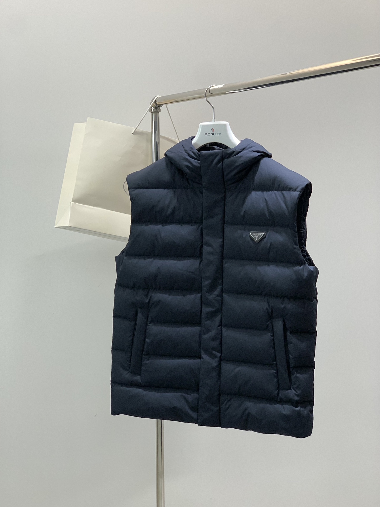 NO:646427,,PRADA Prada, the latest winter products, available at counters simultaneously, fashionable and casual hooded down vest, imported original fabrics, extremely complicated workmanship, the only channel that can be used as a purchasing agent, top-grade rubber printing process letter pattern logo, original hardware accessories decoration, extremely high-grade, comfortable and versatile, handsome and stylish upper body, 2 colors recommended, size M-3XL,, prada, prada, down jacket, hats, alexander wang19860909,PRADA 普拉达,冬季最新品,专柜同步有售,时尚休闲连帽羽绒马甲,进口原版面料,做工极为复杂,唯一可以做代购级别的渠道狠货,顶级印胶工艺字母图案logo,原版五金辅料装饰,档次极高,舒适百搭,上身帅气有型,2色推荐,码数M-3XL,,prada,prada,down jacket,hats,alexander wang,Men's clothing