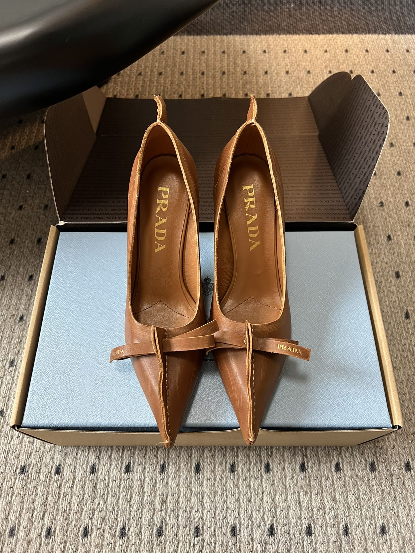 NO:616099,PRAD* 25ss Prada's new autumn and winter bow pointed toe small high heels adopt a pointed toe design, which is very fashionable and aggressive, highlighting your personality; the shoe body has unique dividing lines, adding design details, which is different from ordinary pointed toe shoes and has the iconic avant-garde style of the Prada brand.  Made of high-quality leather material, the texture is high-end and has a distressed effect, showing a retro and modern texture. The craftsmanship is fine, reflecting the high-end quality of the brand. The stiletto heel design enhances the wearer's aura while maintaining good stability, suitable for daily commuting or special occasions. Cowhide upper, sheepskin lining, genuine leather outsole  Size 35-41 (customized sizes 40-41 are non-refundable), single shoes, prada, prada, cowhide, sheepskin, Leather soles19860909PRAD* 25ss普拉达秋冬新款蝴蝶结尖头小高跟 采用尖头设计,极具时尚感与攻击性,彰显个性；鞋身有独特的分割线条,增添设计细节,区别于普通尖头鞋,带有Prada品牌标志性的前卫风格. 选用优质皮革材质,质感高级,且有做旧效果的纹理,呈现出复古又摩登的质感,工艺精细,体现品牌高端品质.细高跟设计,提升穿着者气场,同时保持了较好的稳定性,适合日常通勤或特殊场合穿着. 鞋面牛皮 内里羊皮 大底真皮大底 Size35-41码（40-41码定制不退换）,单鞋,prada,prada,cowhide,sheepskin,Leather soles,Women's Shoes