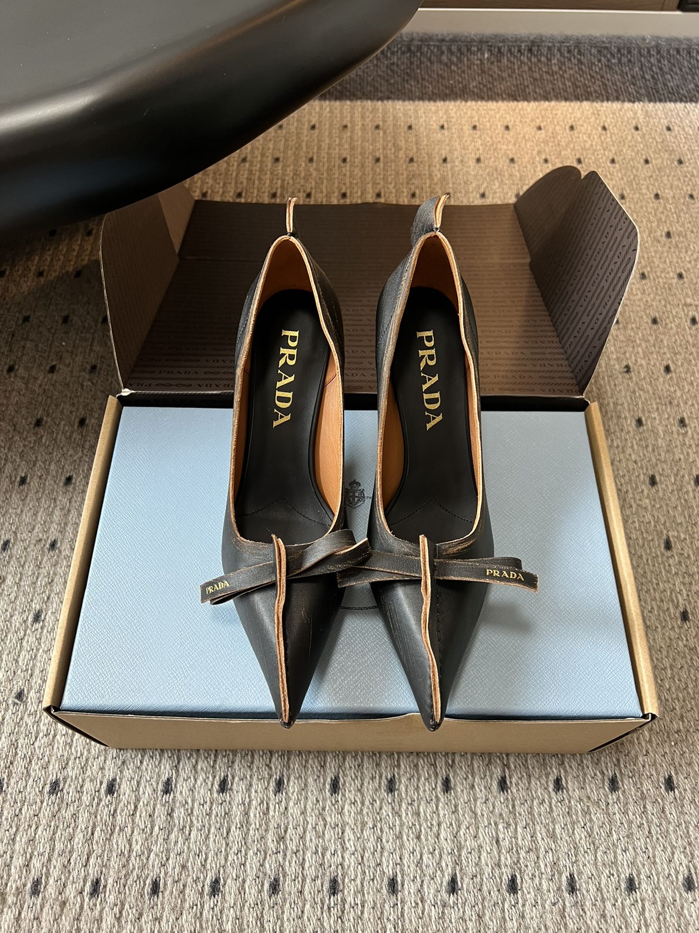 NO:616101,PRAD* 25ss Prada's new autumn and winter bow pointed toe small high heels adopt a pointed toe design, which is very fashionable and aggressive, highlighting your personality; the shoe body has unique dividing lines, adding design details, which is different from ordinary pointed toe shoes and has the iconic avant-garde style of the Prada brand.  Made of high-quality leather material, the texture is high-end and has a distressed effect, showing a retro and modern texture. The craftsmanship is fine, reflecting the high-end quality of the brand. The stiletto heel design enhances the wearer's aura while maintaining good stability, suitable for daily commuting or special occasions. Cowhide upper, sheepskin lining, genuine leather outsole  Size 35-41 (customized sizes 40-41 are non-refundable), single shoes, prada, prada, cowhide, sheepskin, Leather soles19860909PRAD* 25ss普拉达秋冬新款蝴蝶结尖头小高跟 采用尖头设计,极具时尚感与攻击性,彰显个性；鞋身有独特的分割线条,增添设计细节,区别于普通尖头鞋,带有Prada品牌标志性的前卫风格. 选用优质皮革材质,质感高级,且有做旧效果的纹理,呈现出复古又摩登的质感,工艺精细,体现品牌高端品质.细高跟设计,提升穿着者气场,同时保持了较好的稳定性,适合日常通勤或特殊场合穿着. 鞋面牛皮 内里羊皮 大底真皮大底 Size35-41码（40-41码定制不退换）,单鞋,prada,prada,cowhide,sheepskin,Leather soles,Women's Shoes