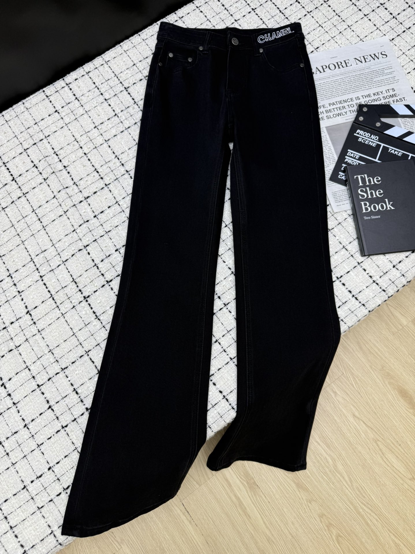 NO:579184,25FW bootcut jeans with classic logo embroidered on the waist. Hand-sewn diamond logo embellishment on the back pocket. Super exquisite. Very slim and versatile. The fabric is elastic. Slim-fitting but not tight. The upper body has a long-leg effect. Two colors: 26-27-28-29-30.,,jeans,alexander wang1986090925FW 腰间刺绣经典logo微喇牛仔裤 后袋手工缝钻logo点缀 超级精致 十分显瘦百搭 面料带有弹性 修身不紧绷 上身立显长腿效果 两色26-27-28-29-30.,,jeans,alexander wang,Women's clothing