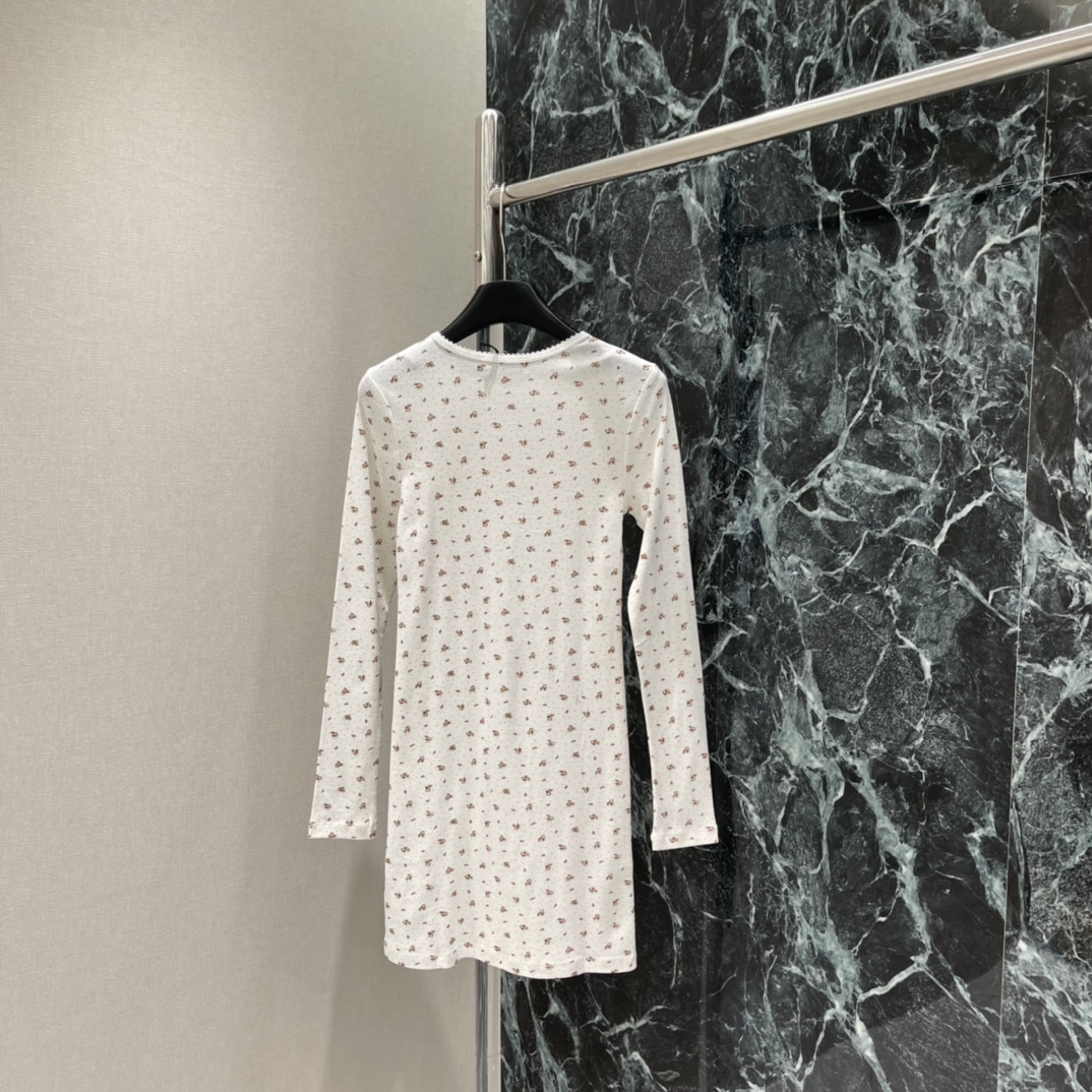 Miu 25秋冬新款 碎花长袖T恤连衣裙 轻薄棉质面料，柔软亲肤，春秋季节超适合!奶油灰底配细碎花，温柔