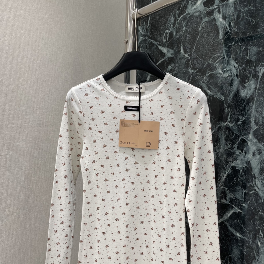 Miu 25秋冬新款 碎花长袖T恤连衣裙 轻薄棉质面料，柔软亲肤，春秋季节超适合!奶油灰底配细碎花，温柔