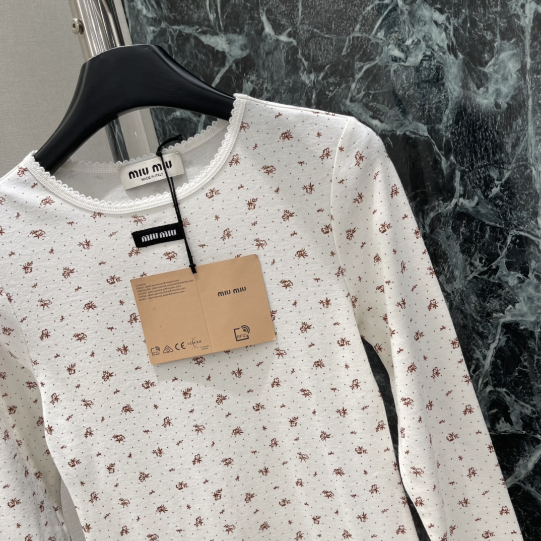Miu 25秋冬新款 碎花长袖T恤连衣裙 轻薄棉质面料，柔软亲肤，春秋季节超适合!奶油灰底配细碎花，温柔
