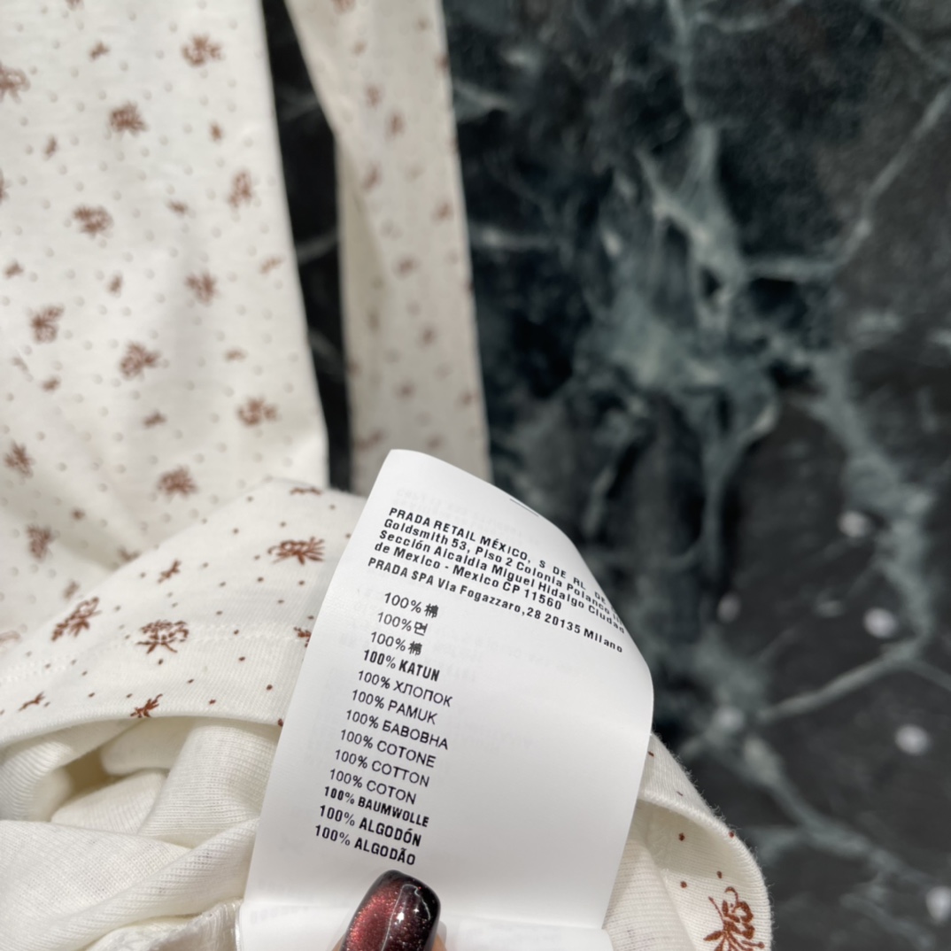 Miu 25秋冬新款 碎花长袖T恤连衣裙 轻薄棉质面料，柔软亲肤，春秋季节超适合!奶油灰底配细碎花，温柔