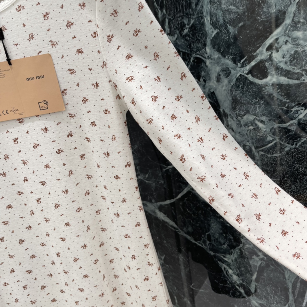 Miu 25秋冬新款 碎花长袖T恤连衣裙 轻薄棉质面料，柔软亲肤，春秋季节超适合!奶油灰底配细碎花，温柔